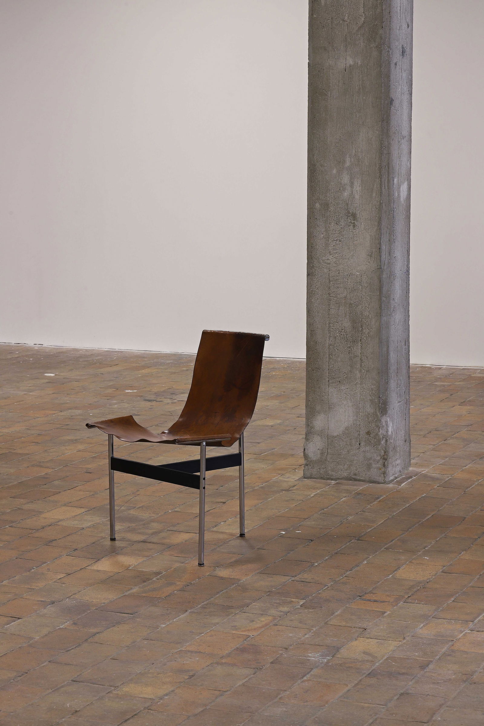 William KATAVOLOS (1924) Ross LITTELL (1924) & Douglas KELLEY (1928) Chaise modÃ¨le 3LC,: William KATAVOLOS (1924) Ross LITTELL (1924) & Douglas KELLEY (1928) Chaise modÃ¨le 3LC, circa 1955, Ã assise se prolongeant en dossier en cuir tendu fauve disposÃ© sur