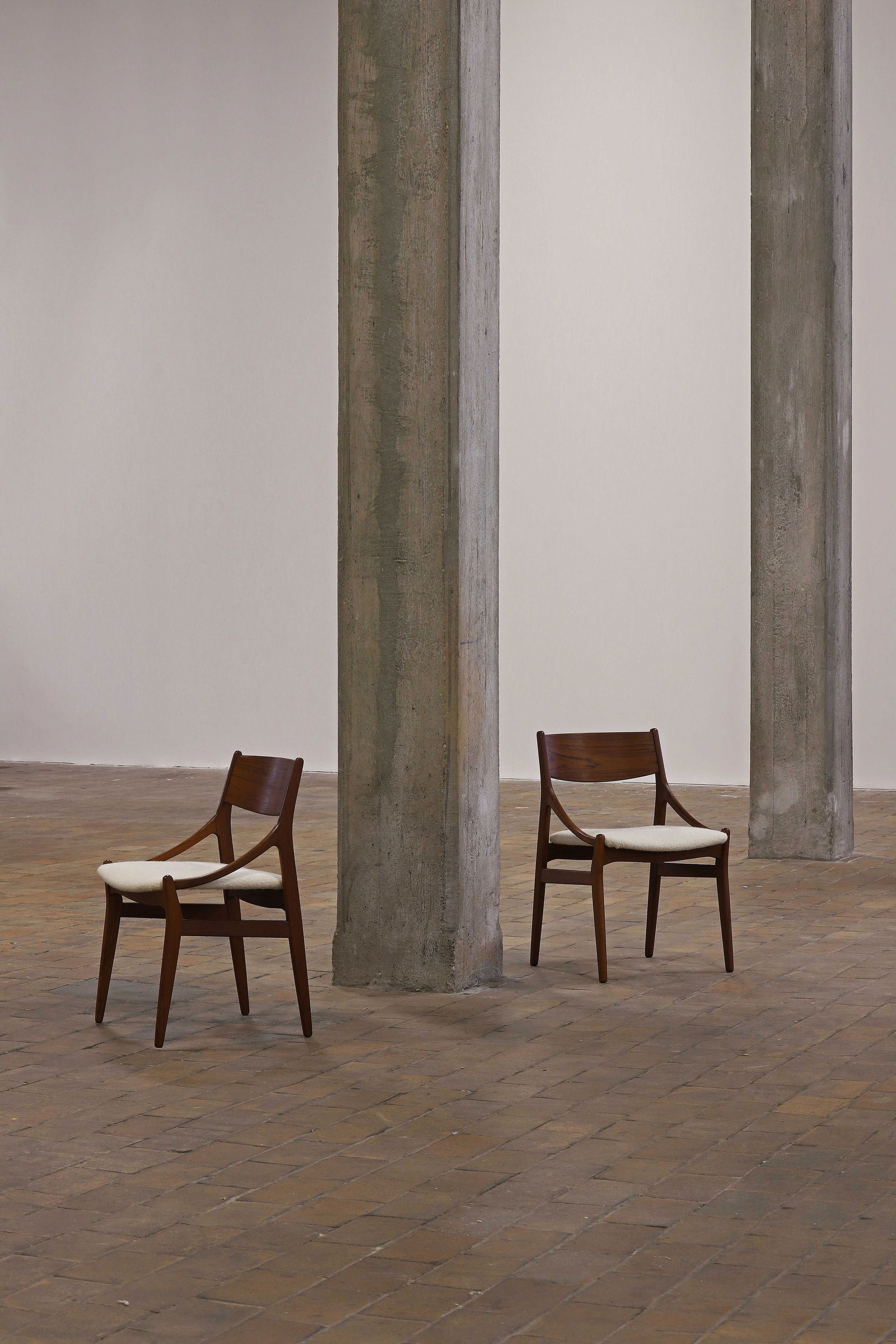 VESTERVIG ERIKSEN Paire de chaises, circa 1960, Ã assise en drap de laine blanc: VESTERVIG ERIKSEN Paire de chaises, circa 1960, Ã assise en drap de laine blanc disposÃ© sur une structure en teck formant dossiers et accoudoirs courbÃ©s et reposant su