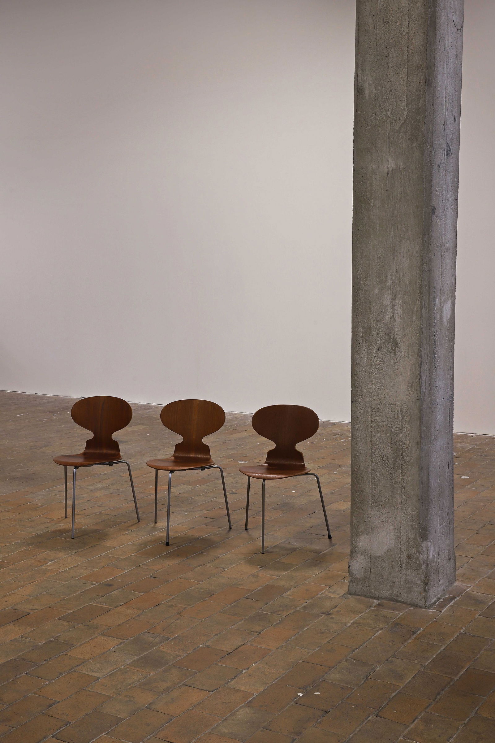 Arne JACOBSEN (1902-1971) Suite de trois chaises modÃ¨le Fourmi, circa 1960 Ã : Arne JACOBSEN (1902-1971) Suite de trois chaises modÃ¨le Fourmi, circa 1960 Ã assise et dossier en teck disposÃ©s sur un piÃ¨tement tripode tubulaire en acier