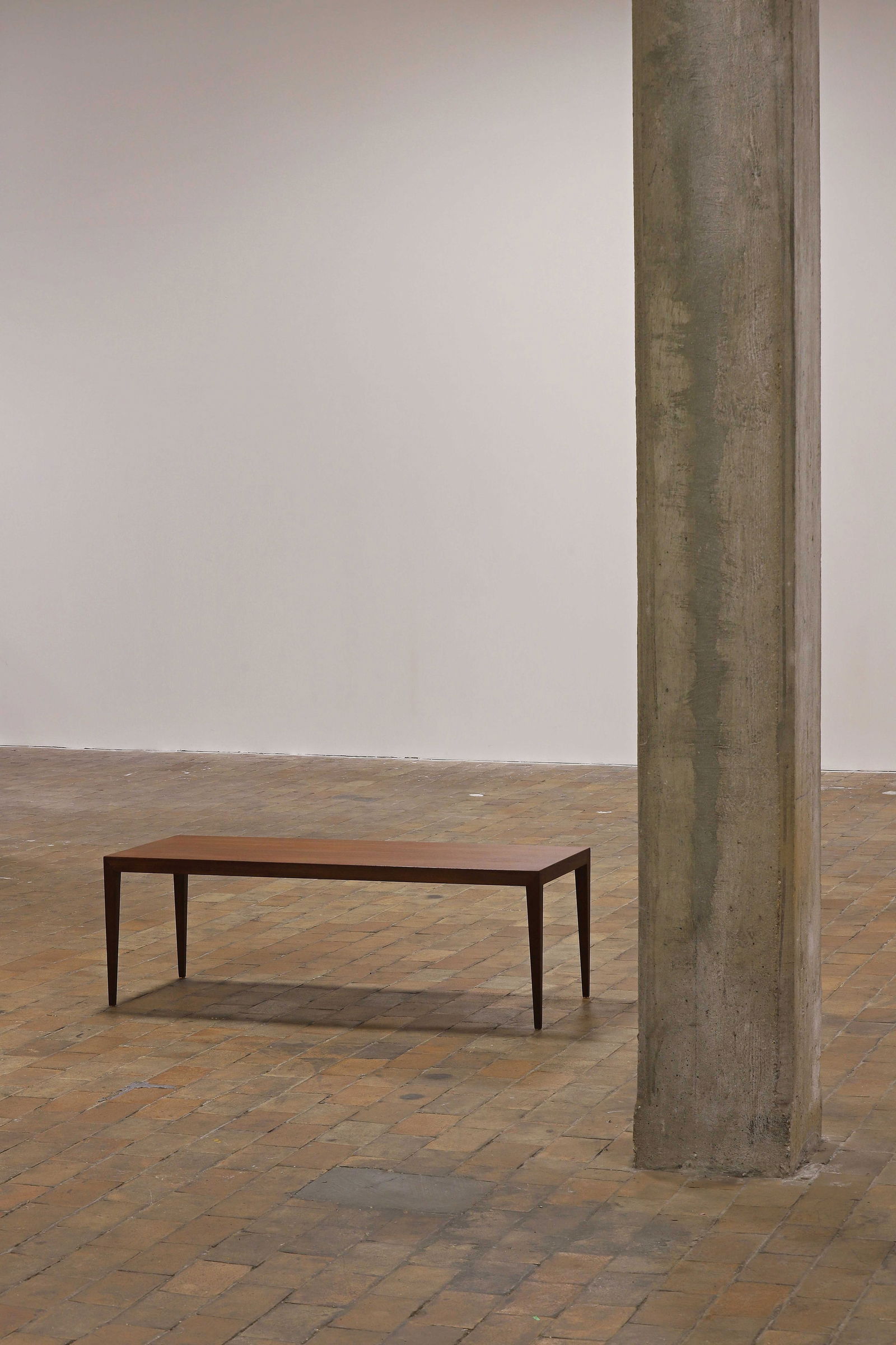 Severin HANSEN (1887-1964) Table basse, circa 1955, Ã plateau rectangulaire en teck,: Severin HANSEN (1887-1964) Table basse, circa 1955, Ã plateau rectangulaire en teck, disposÃ© sur quatre pieds dâ€™angle fuselÃ©s. H. : 51 cm. - L. : 15