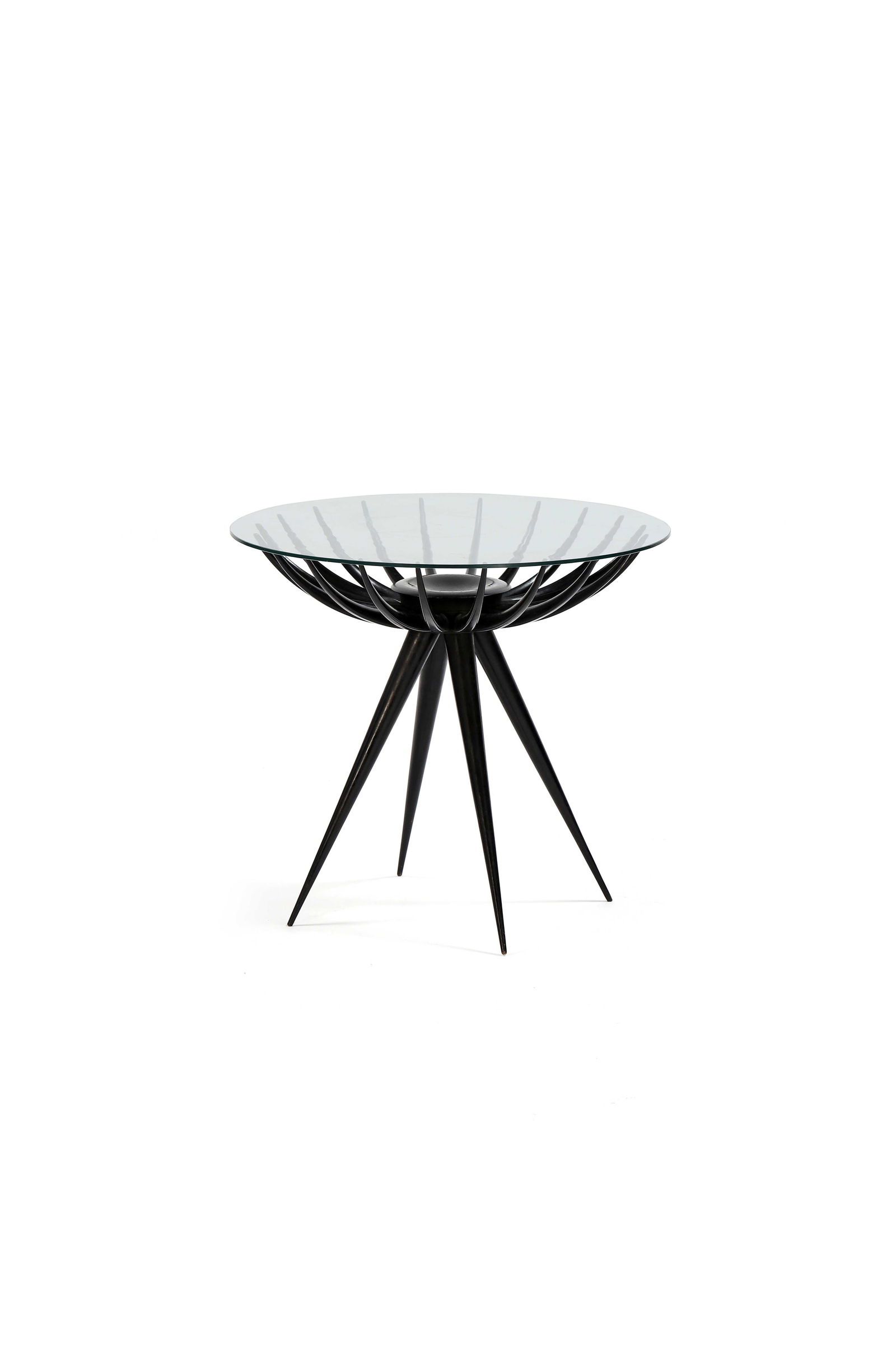 Giuseppe SCAPINELLI (1891-1982) Table dâ€™appoint, circa 1960, Ã plateau: Giuseppe SCAPINELLI (1891-1982) Table dâ€™appoint, circa 1960, Ã plateau circulaire en verre disposÃ© sur une structure en bois laquÃ© noir. H. : 50 cm.
