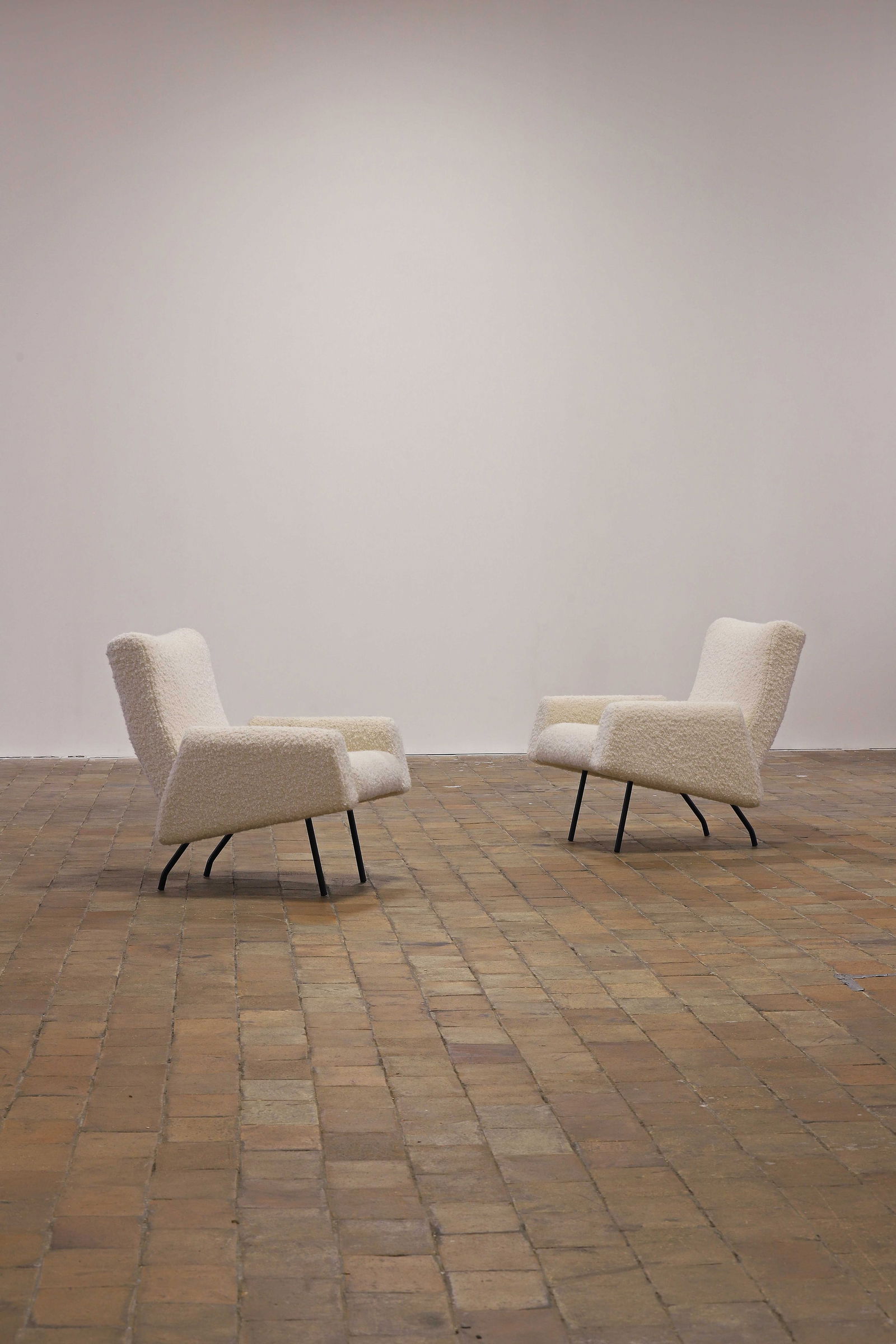 Louis PAOLOZZI (XX) Paire de fauteuils modÃ¨le Concerto, circa 1950, entiÃ¨: Louis PAOLOZZI (XX) Paire de fauteuils modÃ¨le Concerto, circa 1950, entiÃ¨rement garnis de mousse et recouverts dâ€™un drap de laine bouclÃ©e blanc disp