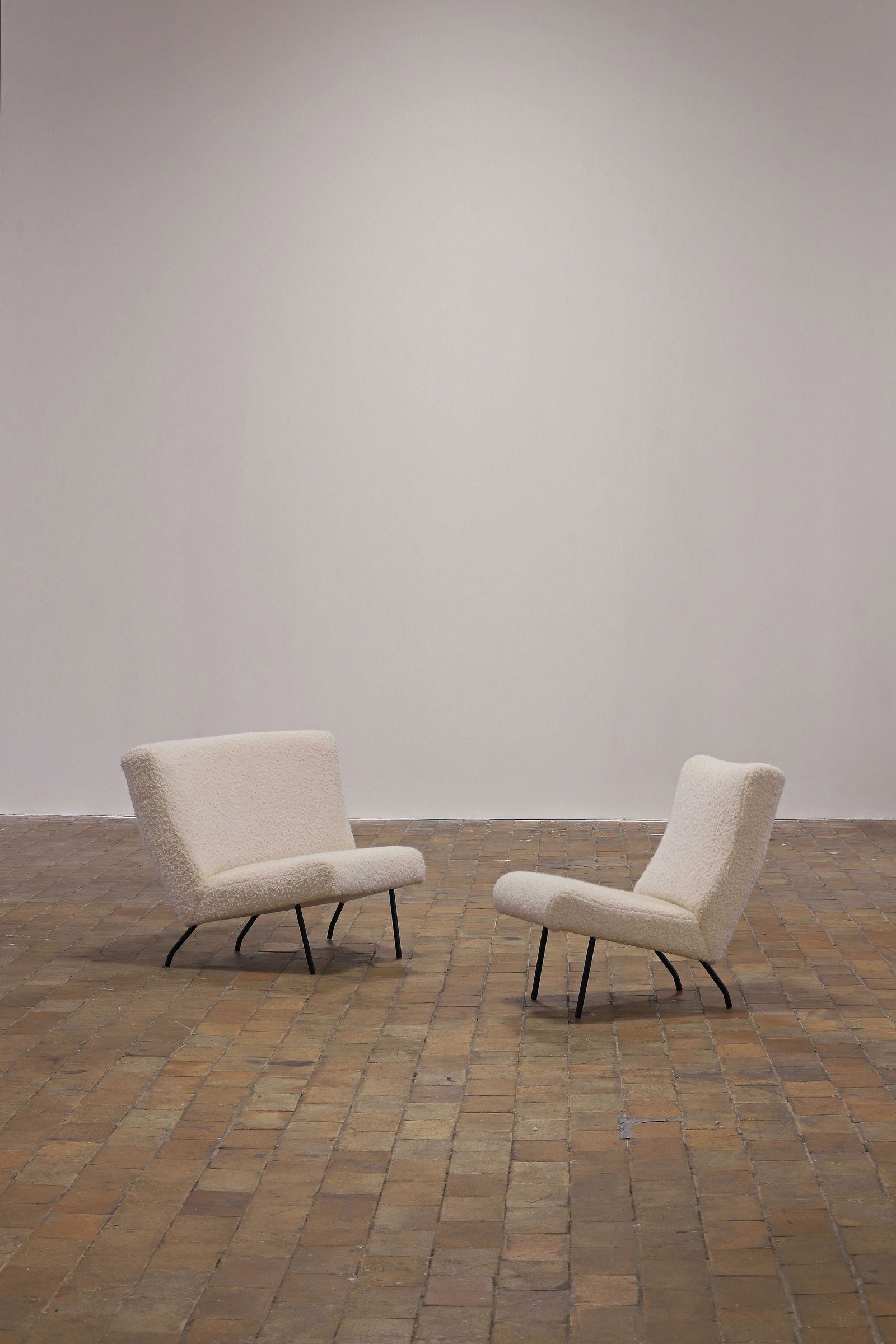 Louis PAOLOZZI (XX) Chauffeuse dâ€™angle modÃ¨le Concerto, circa 1950,: Louis PAOLOZZI (XX) Chauffeuse dâ€™angle modÃ¨le Concerto, circa 1950, entiÃ¨rement garnie de mousse et recouverte dâ€™un drap de laine bouclÃ