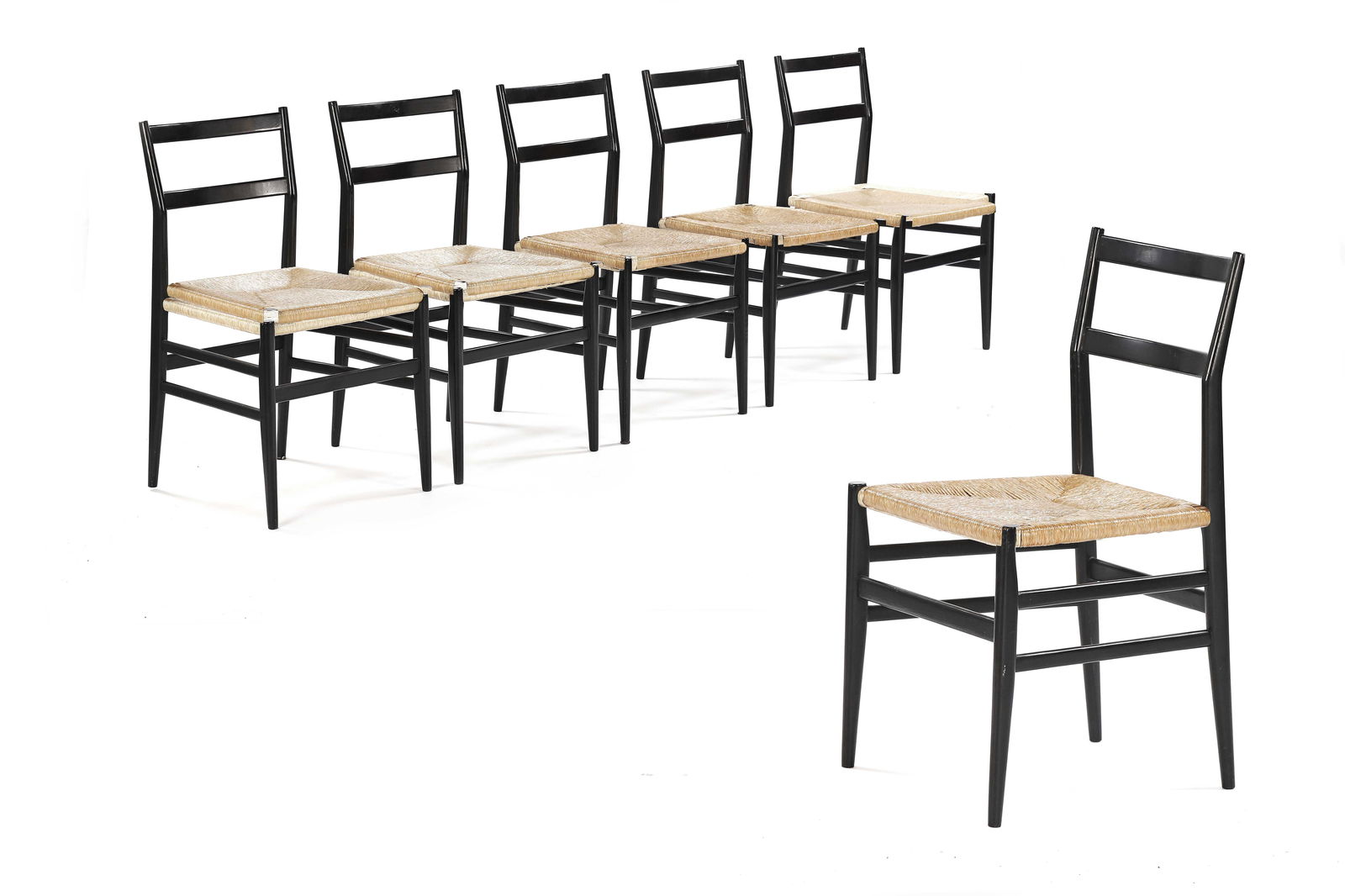Gio PONTI (1891-1979): Gio PONTI (1891-1979) Suite de six chaises, circa 1975, dites leggera, à assise en corde tressée, disposée sur une structure en frêne et bois laqué noir formant un piètement quadripode. H. : 84