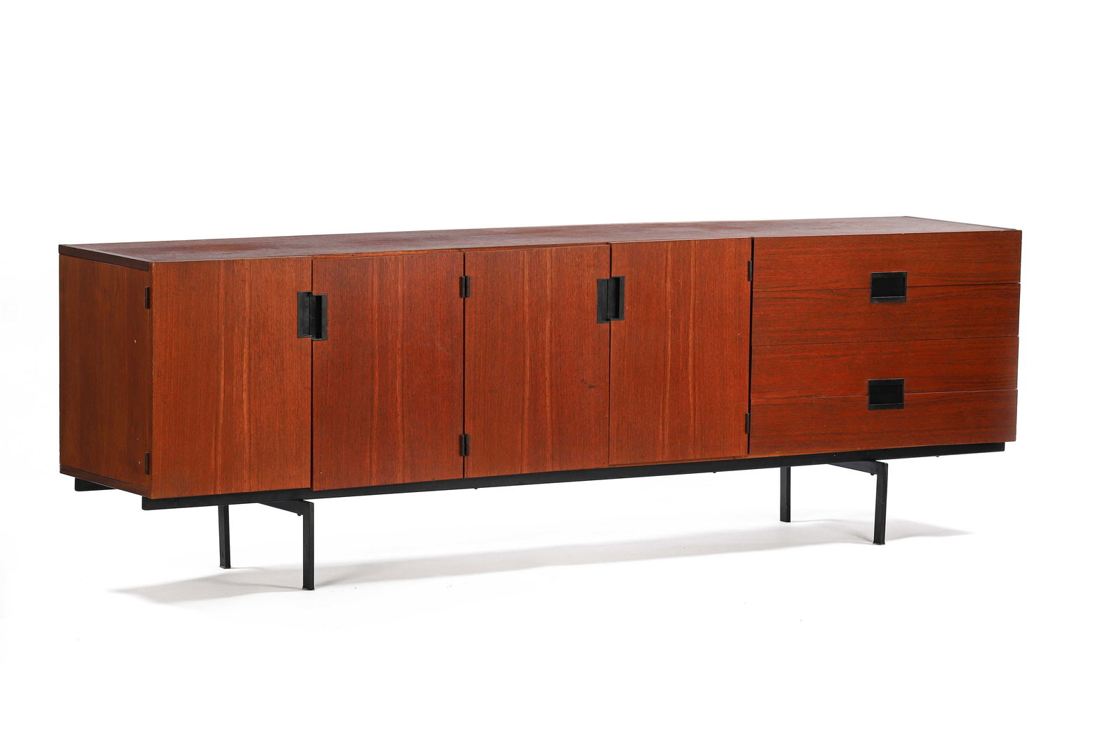 Cees BRAAKMAN (1917-1995) Enfilade modÃ¨le DU03 de la sÃ©rie japonaise, circa: Cees BRAAKMAN (1917-1995) Enfilade modÃ¨le DU03 de la sÃ©rie japonaise, circa 1950, Ã corps rectangulaire en teck ouvrant par quatre portes et quatre tiroirs en faÃ