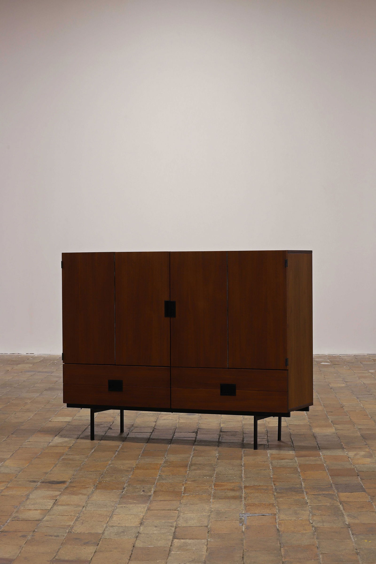 Cees BRAAKMAN (1917-1995) Buffet de la sÃ©rie japonaise, circa 1950, Ã corps: Cees BRAAKMAN (1917-1995) Buffet de la sÃ©rie japonaise, circa 1950, Ã corps rectangulaire en teck ouvrant par quatre tiroirs surmontÃ©s par deux portes escamotables, am