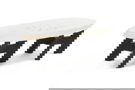 Ado CHALE (1928): Ado CHALE (1928) Table basse, circa 1980, à plateau de forme en résine blanc à décor de cornalines multicolores, disposé sur un double piètement tripode de section rectangulaire en métal laqué