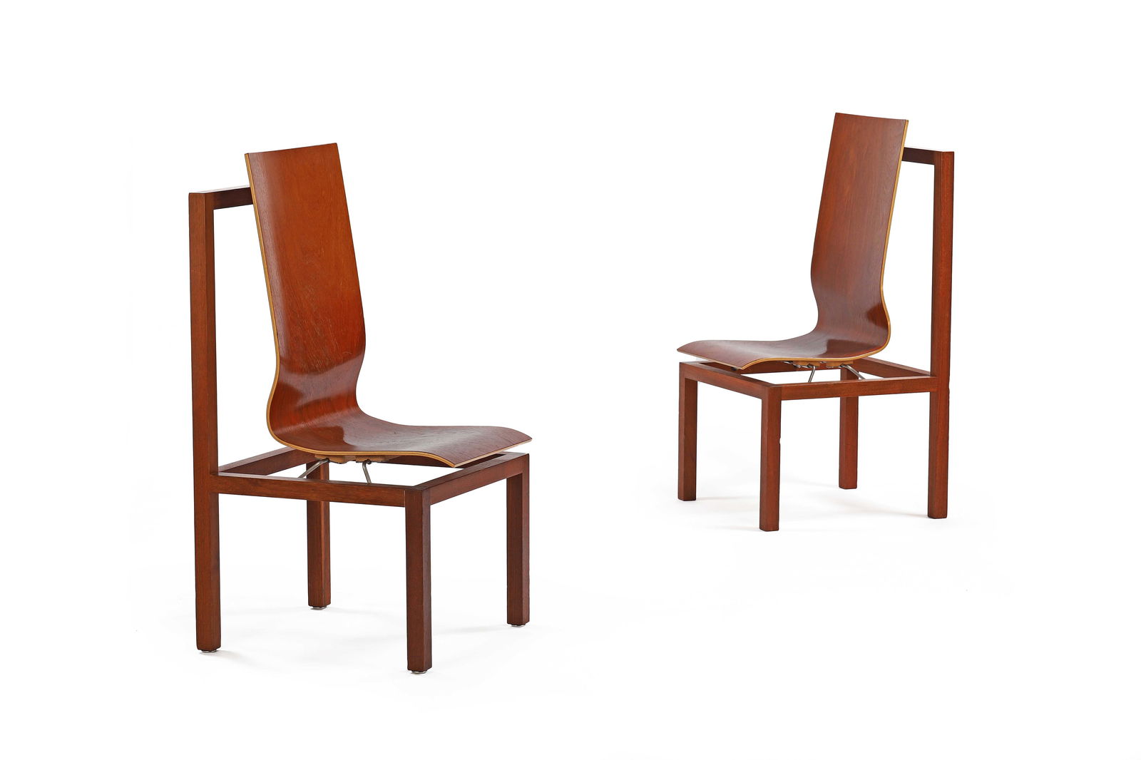 Dominique PERRAULT (1995) & Gaelle LAURIOT PREVOST Paire de chaises, 1995, dites BNF, Ã : Dominique PERRAULT (1995) & Gaelle LAURIOT PREVOST Paire de chaises, 1995, dites BNF, Ã assise et Ã haut dossier coque en placage doussiÃ© disposÃ©s sur une s