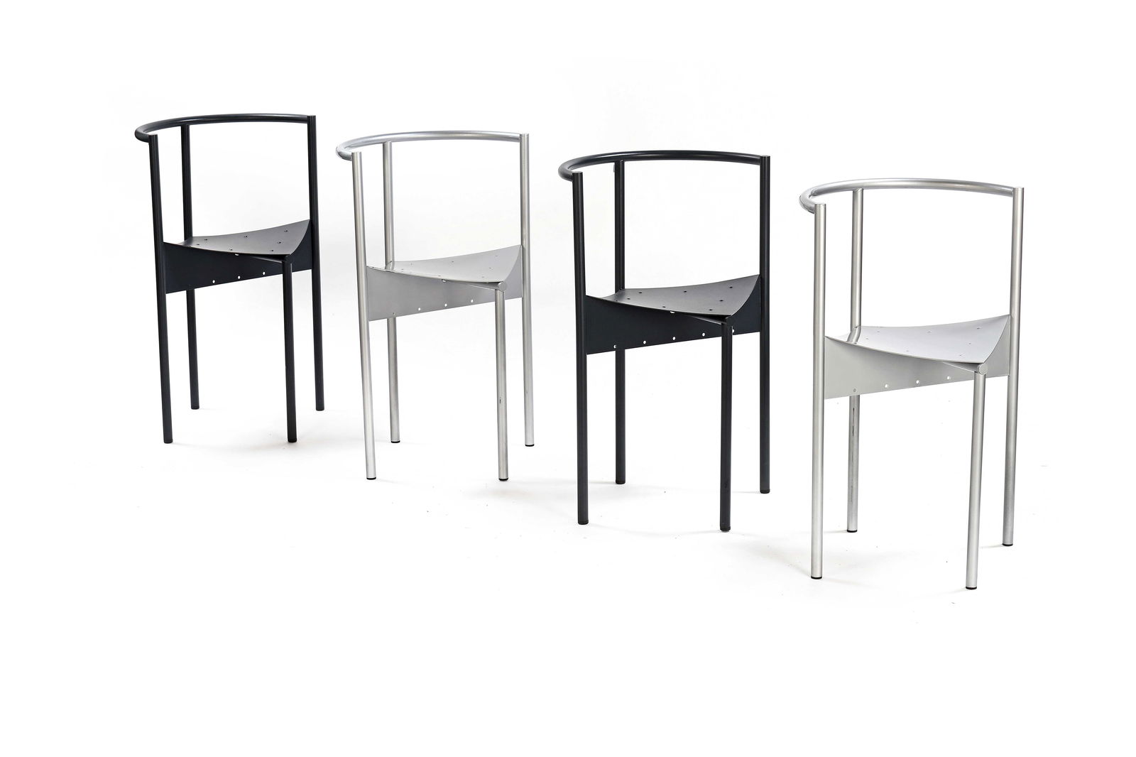 Philippe STARCK (1949) Paire de chaises modÃ¨le Wendy Wright, Ã assise de forme: Philippe STARCK (1949) Paire de chaises modÃ¨le Wendy Wright, Ã assise de forme losange en tÃ´le de mÃ©tal laquÃ© gris anthracite disposÃ©e