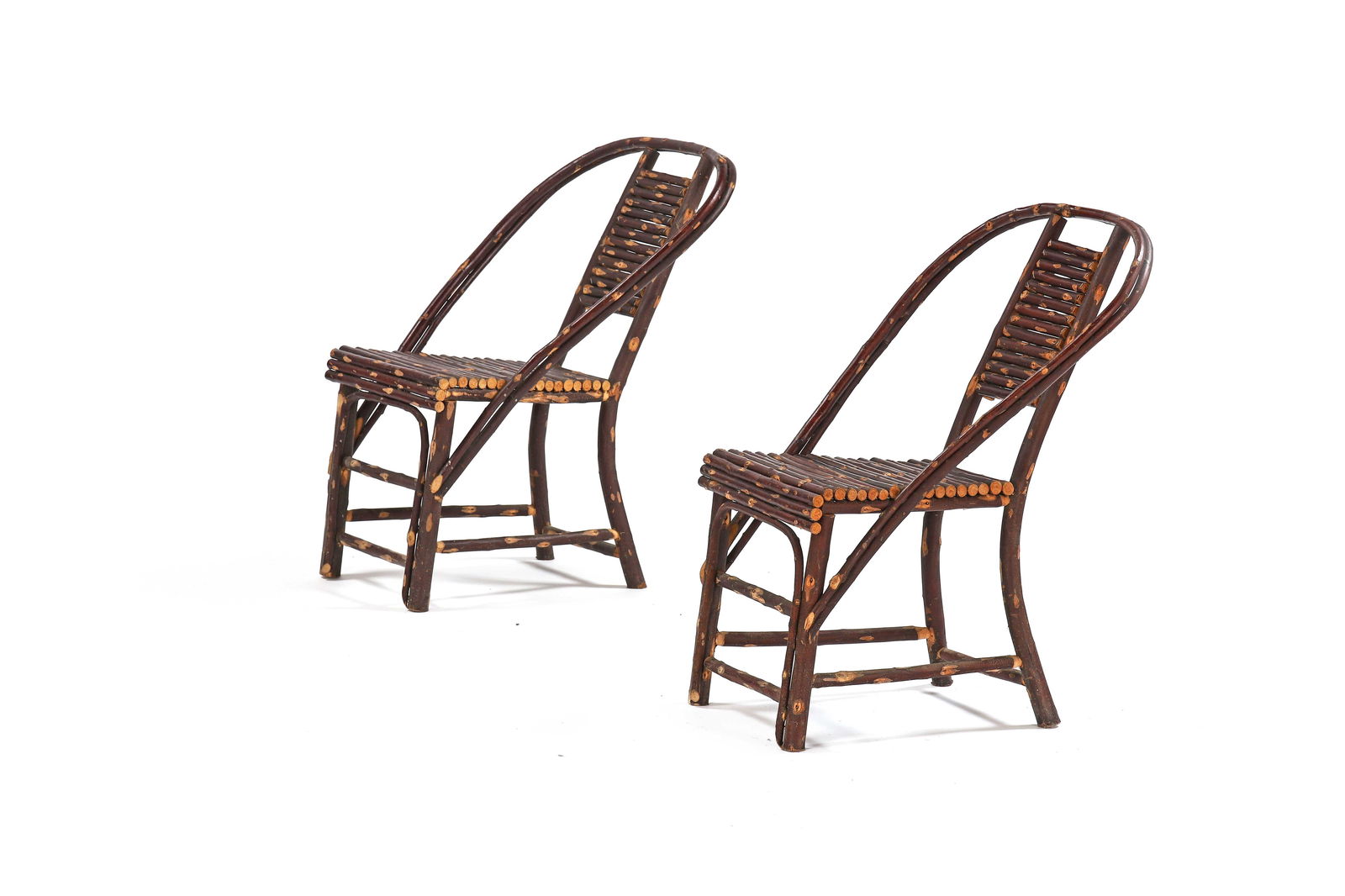 Christian LIAIGRE (1943-2020) Suite de deux chaises, circa 1992, en branchages de chÃ¢: Christian LIAIGRE (1943-2020) Suite de deux chaises, circa 1992, en branchages de chÃ¢taignier, formant une assise rectangulaire lÃ©gÃ¨rement incurvÃ©e reposant