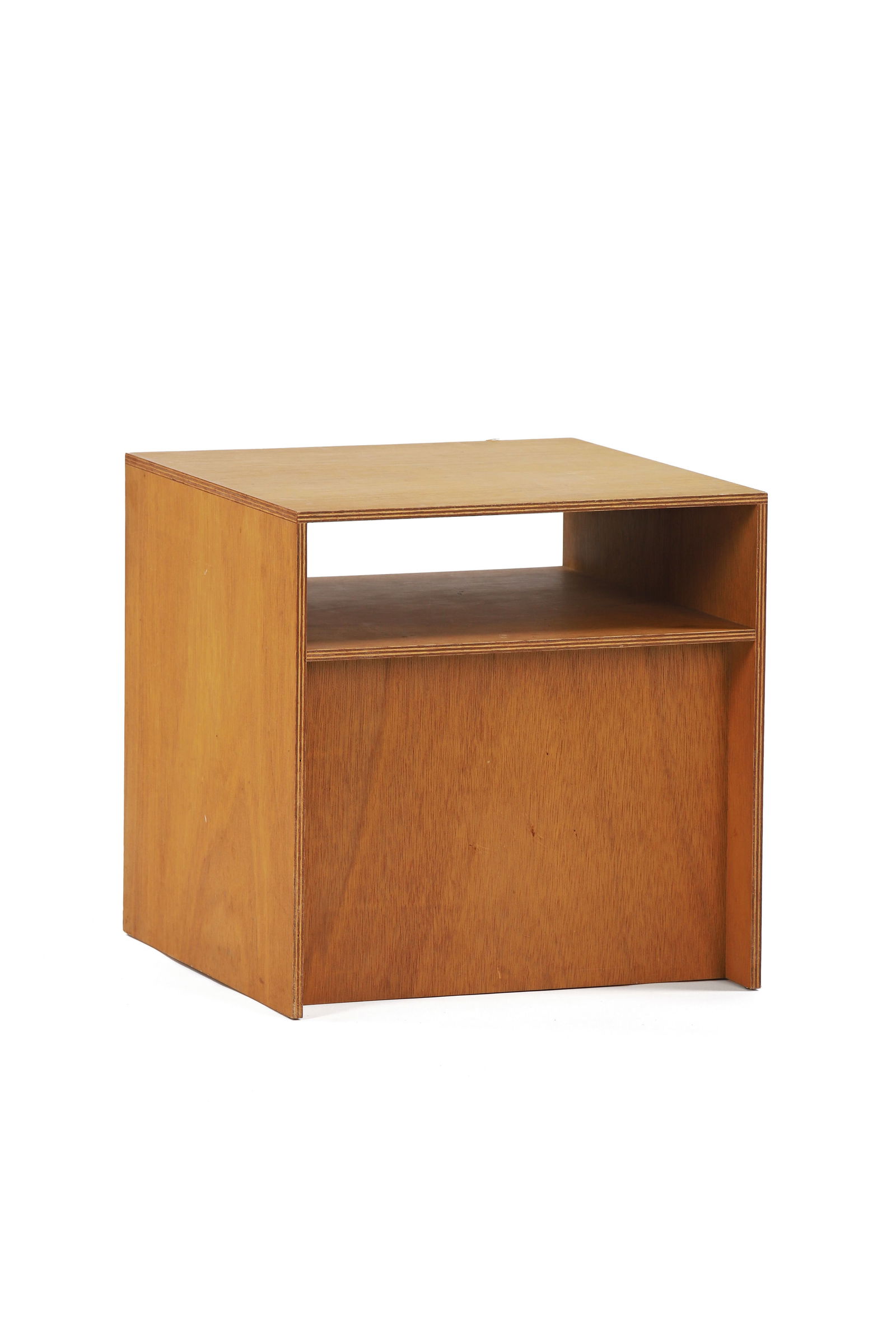 Donald JUDD (1928-1994) Table dâ€™appoint, 2011, Ã structure en planches: Donald JUDD (1928-1994) Table dâ€™appoint, 2011, Ã structure en planches de pin assemblÃ©es formant le piÃ©tement et une etagÃ¨re. Estampill&#