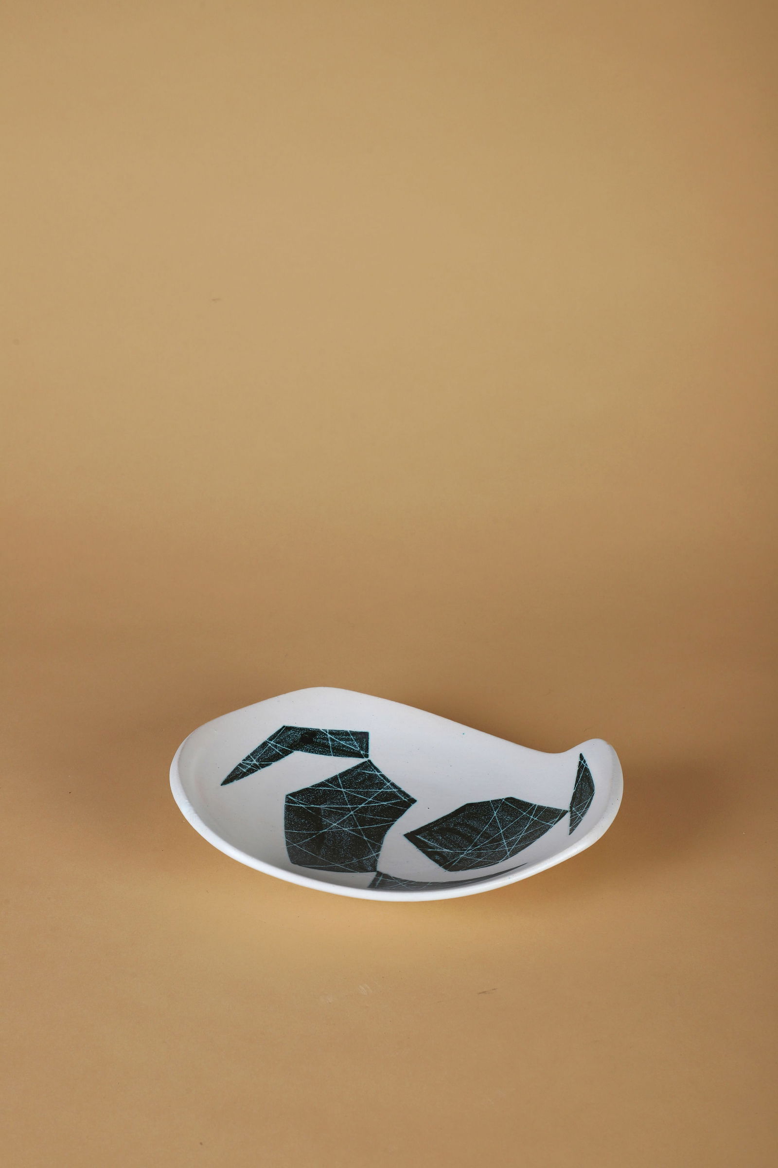 Robert DEBLANDER (1924-2010): Coupe de forme, circa 1955 Épreuve en céramique émaillée blanc et vert à décor abstrait Monogrammé sur l’envers