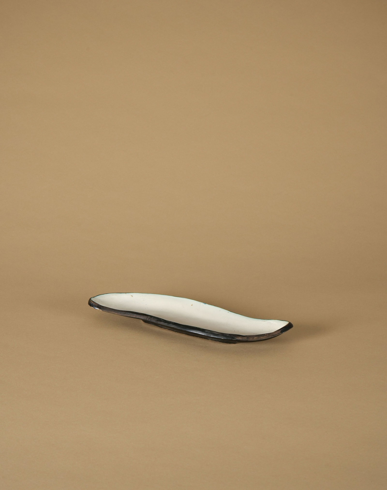 ATELIER MADOURA (1938-1997): Coupe Épreuve en céramique émaillée polychrome Cachet Madoura plein feu sur l’envers H. 3 cm - L. : 33 cm - P. 10 cm.