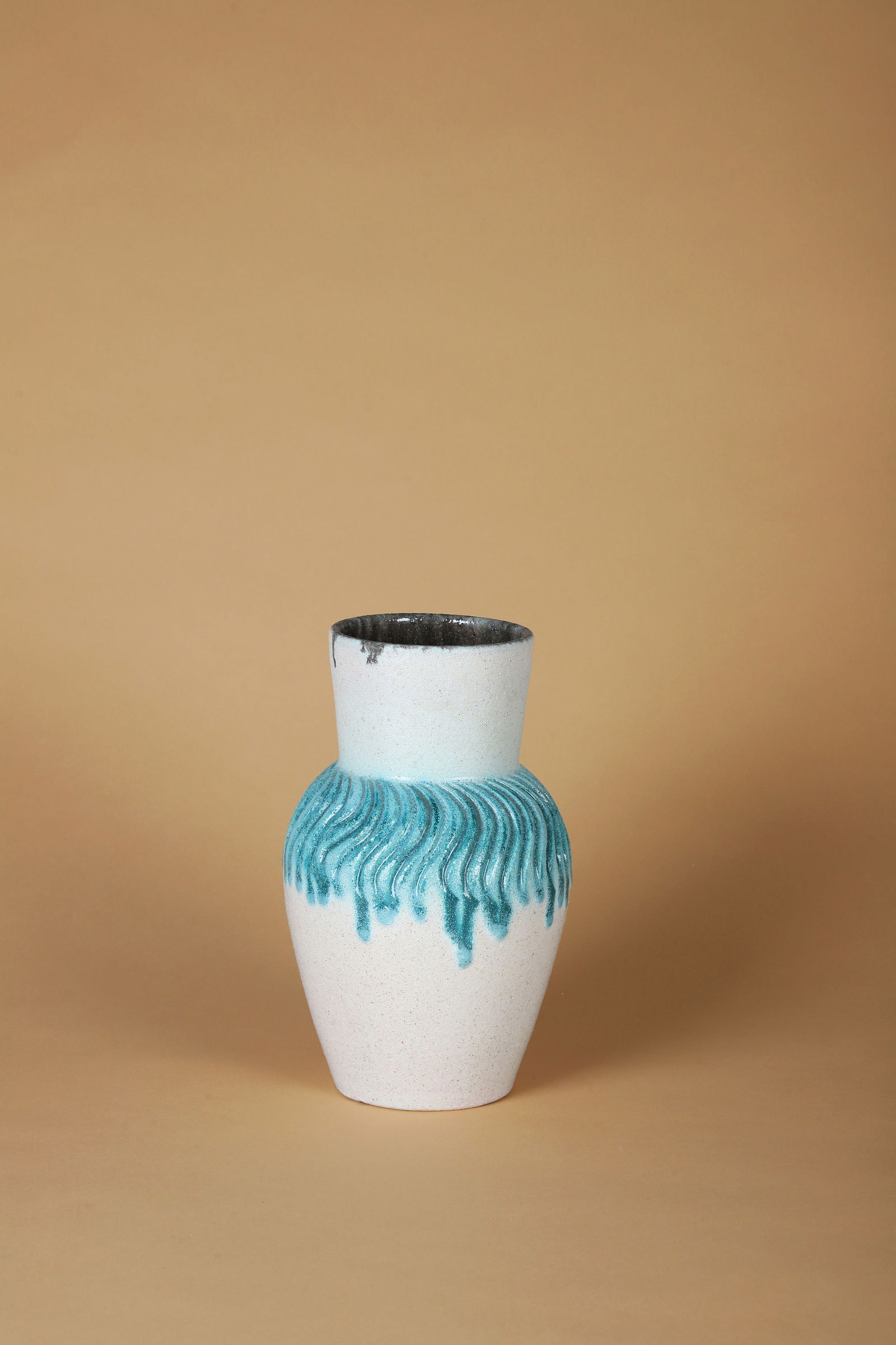 ACCOLAY (Actif de 1945 à 1983): Vase circa 1950 Épreuve en céramique émaillée polychrome à décor de vagues Signé Accolay Ab sur l’envers H. : 23.7 cm