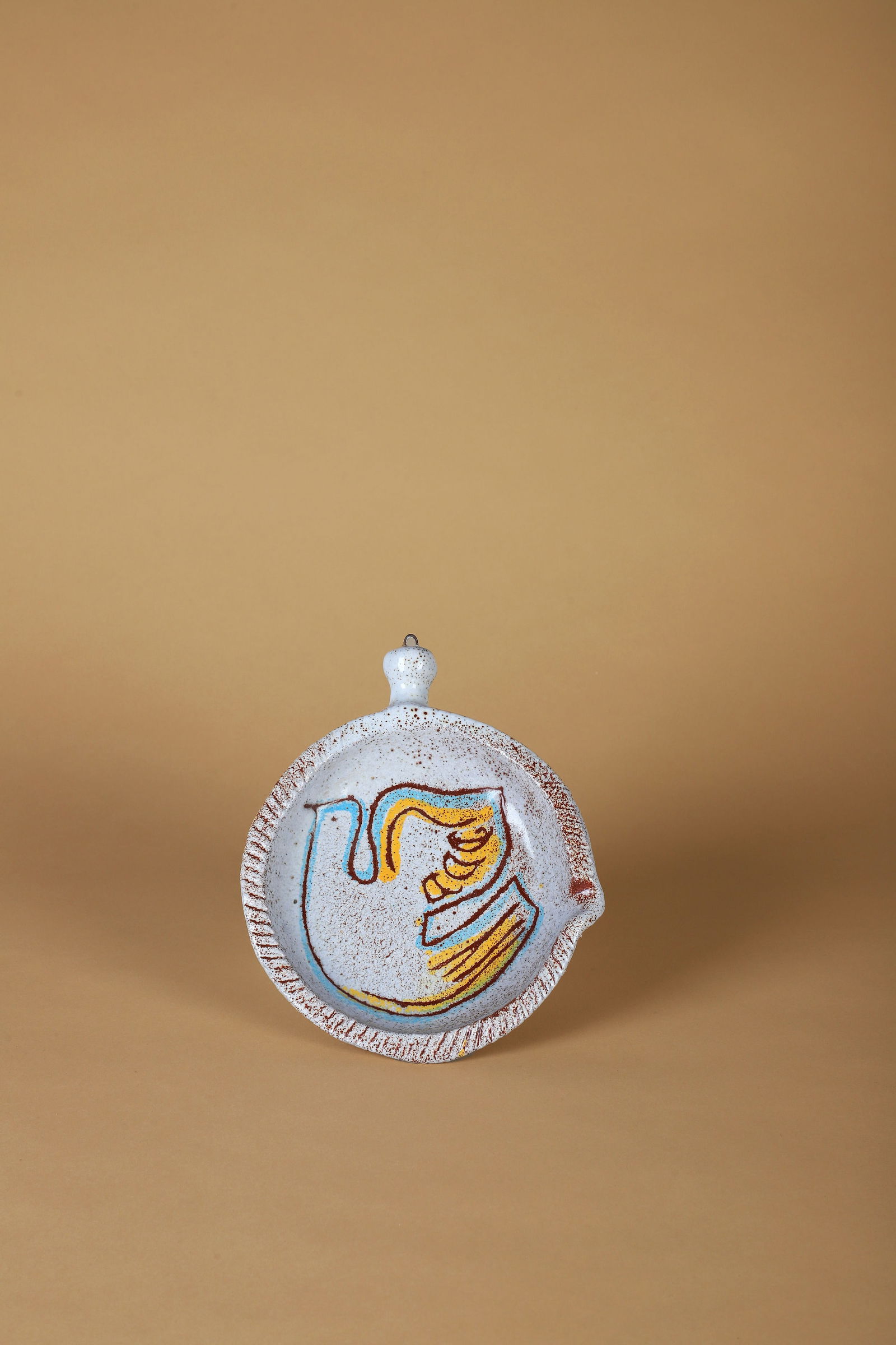 ACCOLAY (Actif de 1945 à 1983): Coupe Épreuve en céramique émaillée polychrome à décor d’une colombe Signé Accolay sur l’envers H. : 21 cm