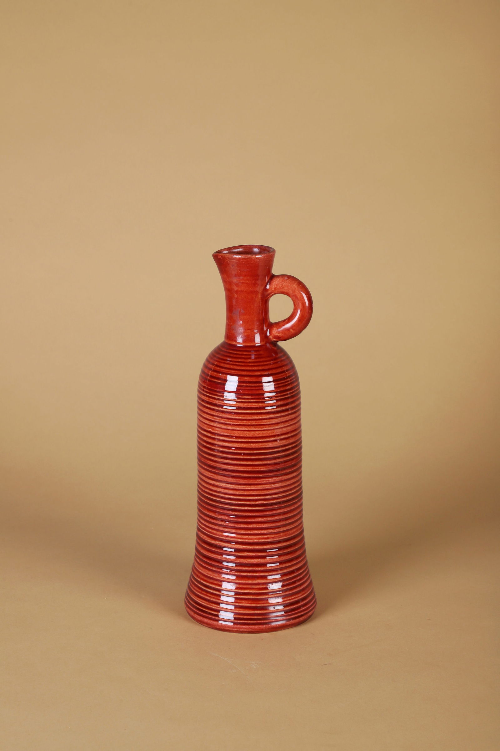 ACCOLAY (Actif de 1945 à 1983): Pichet Épreuve en céramique émaillée rouge Signé Accolay sur l’envers H. : 30 cm