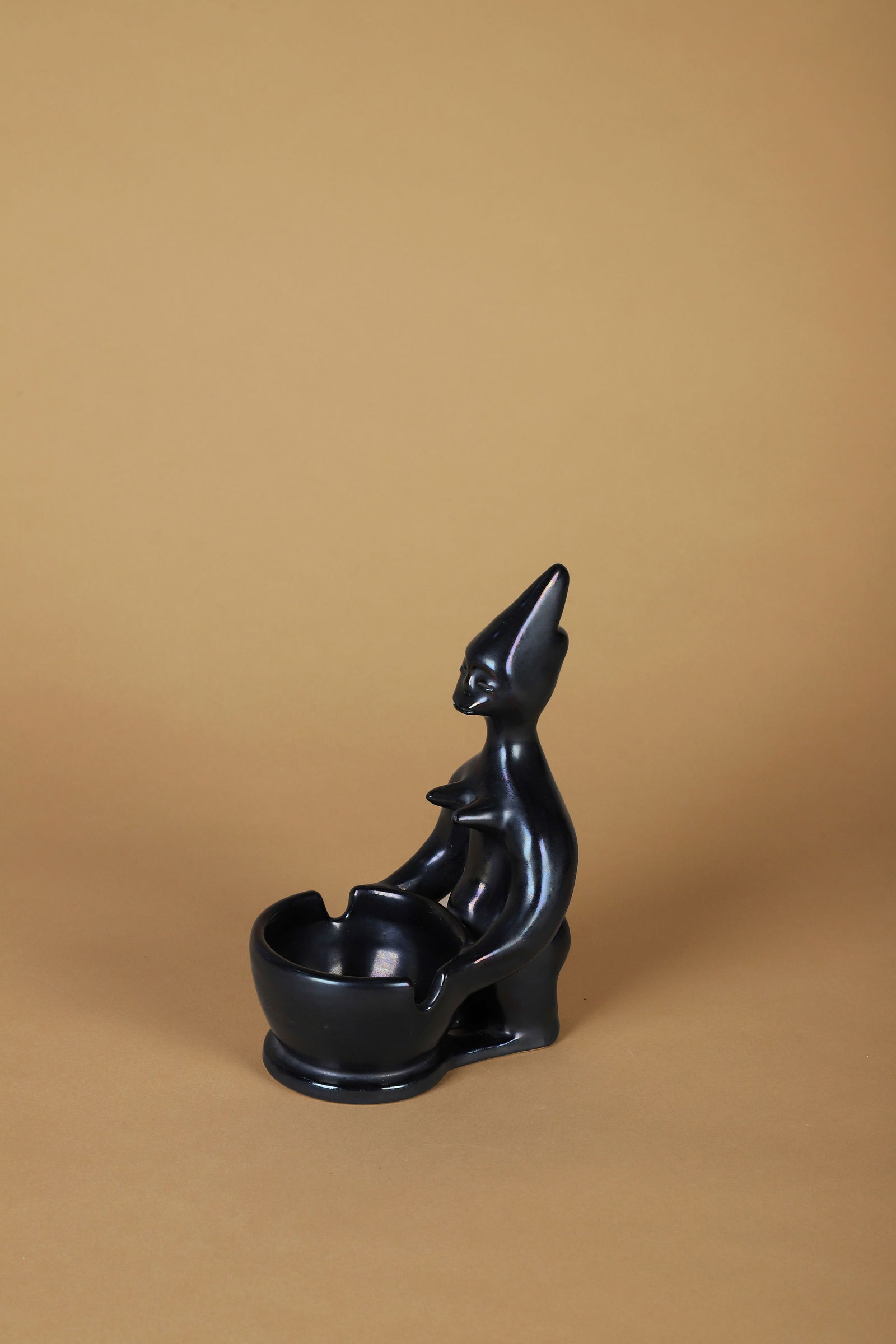 Roger CAPRON (1922-2006): Statue africaniste Épreuve en céramique émaillée noir Porte le cachet Capron Vallauris H. : 17.4 cm.