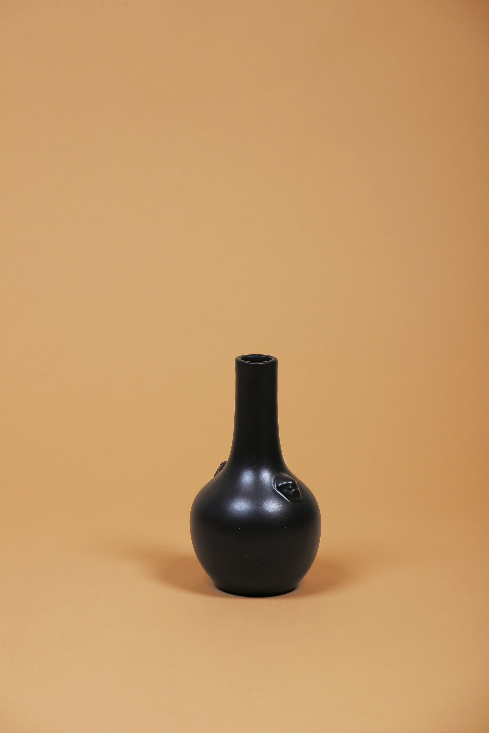 Pol CHAMBOST (1906-1983): Vase, 1973 Épreuve en céramique émaillée noir à décor d’une tête Signé Pol chambost et daté sur l’envers H. : 21 cm