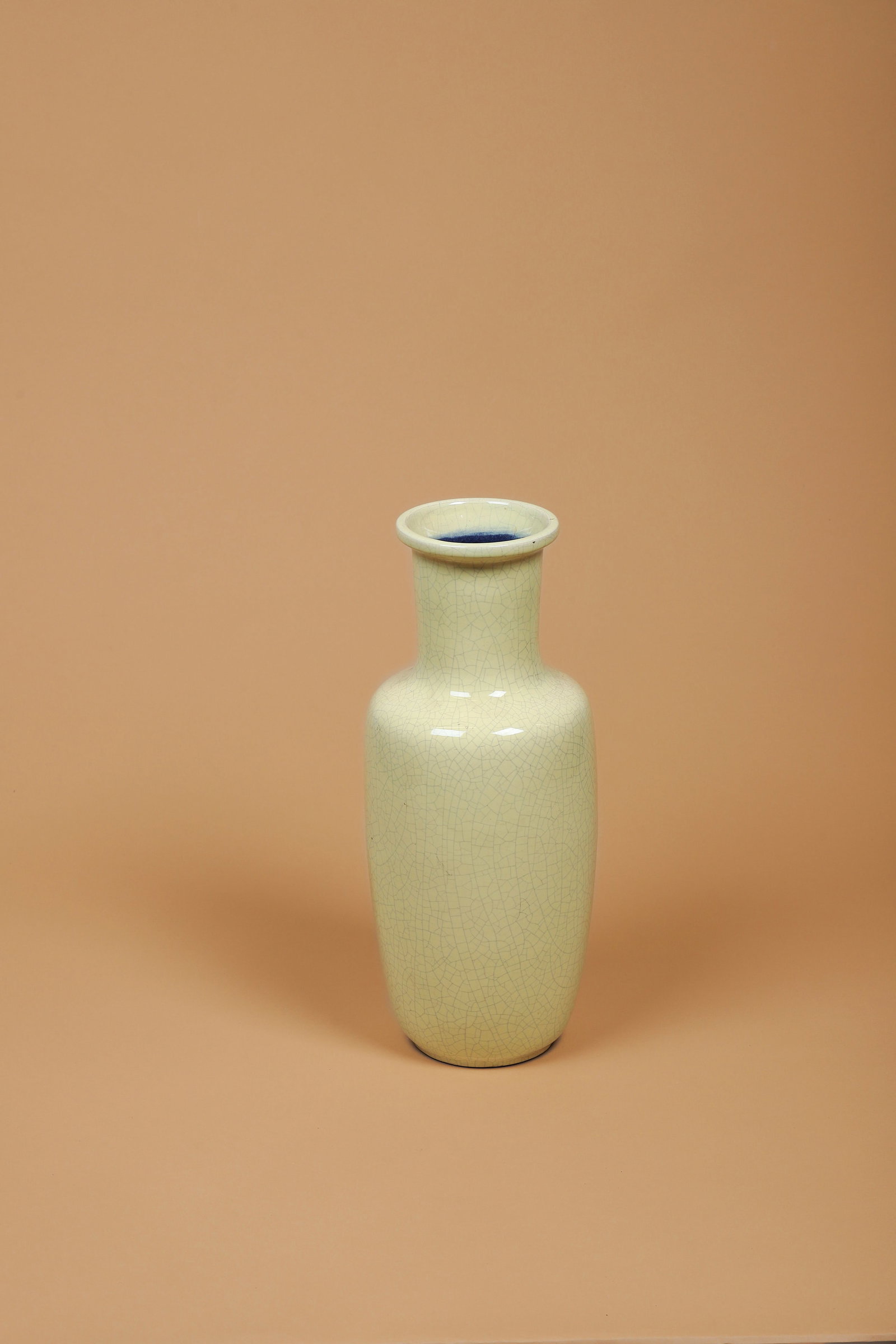 Pol CHAMBOST (1906-1983): Vase soliflore, circa 1980 Épreuve en céramique émaillée jaune craquelée Signé et daté sous la base H. : 42.4 cm. (Fêle au col)