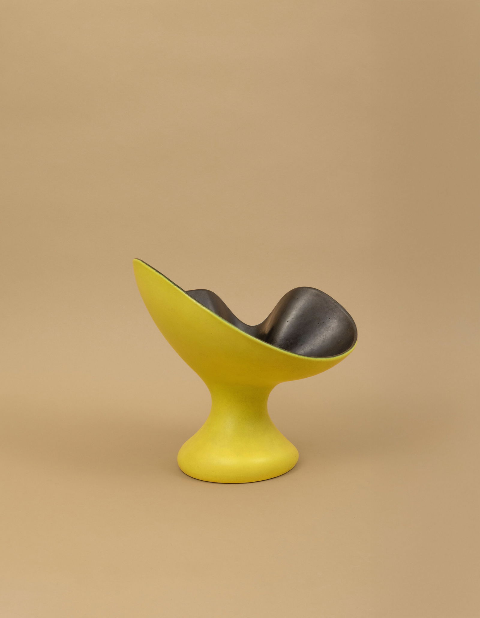 Pol CHAMBOST (1906-1983): Vase modèle 1056 dit Corolle, circa 1955 Épreuve en céramique émaillée jaune anis à l'extérieur et noir à l'intérieur Signé Poterie Pol Chambost made