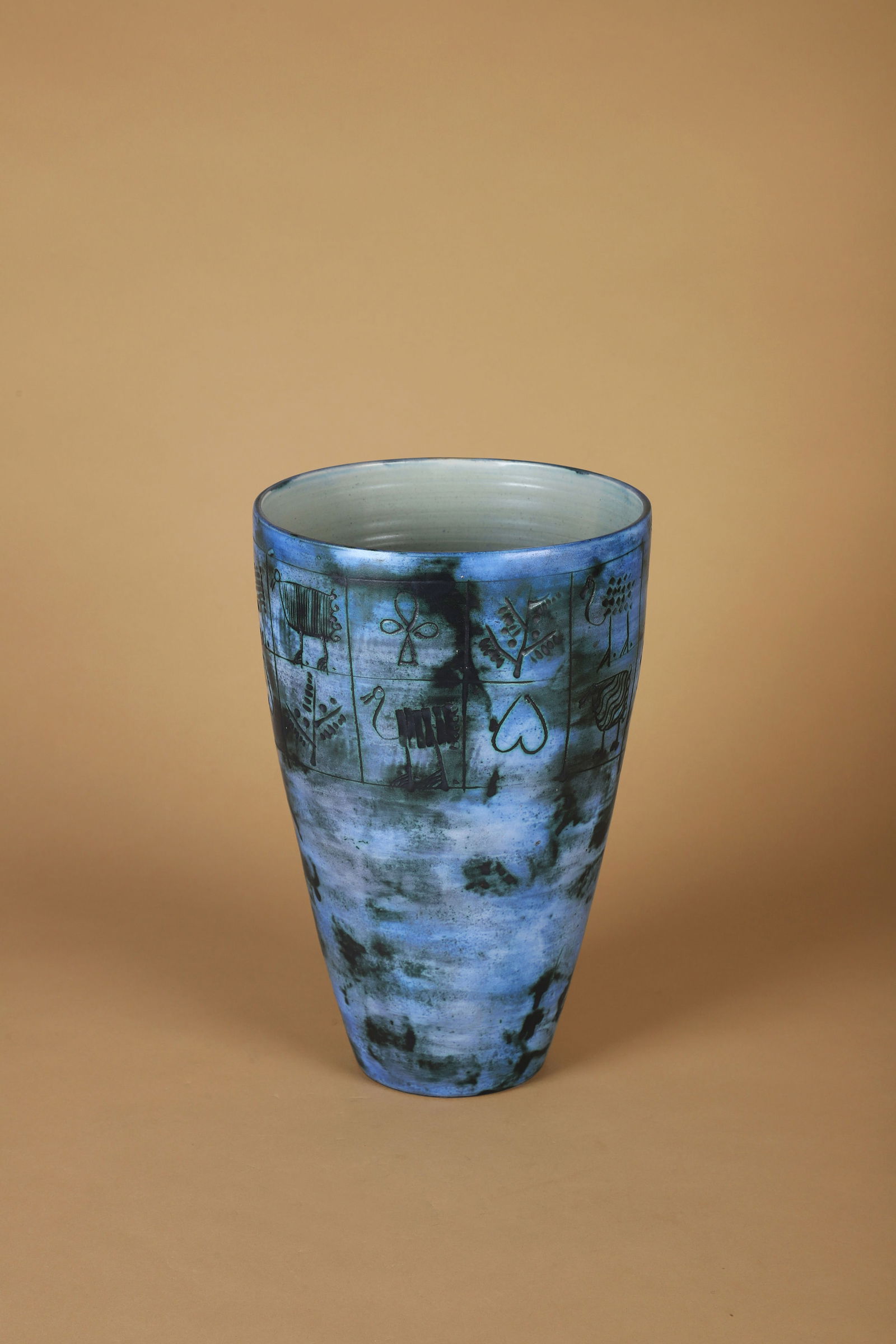 Jacques BLIN (1920-1995): Vase Épreuve en céramique émaillée bleu et noir à décor d’animaux stylisés Signé J Blin sur l’envers H. : 28.3 cm. - D. : 18 cm