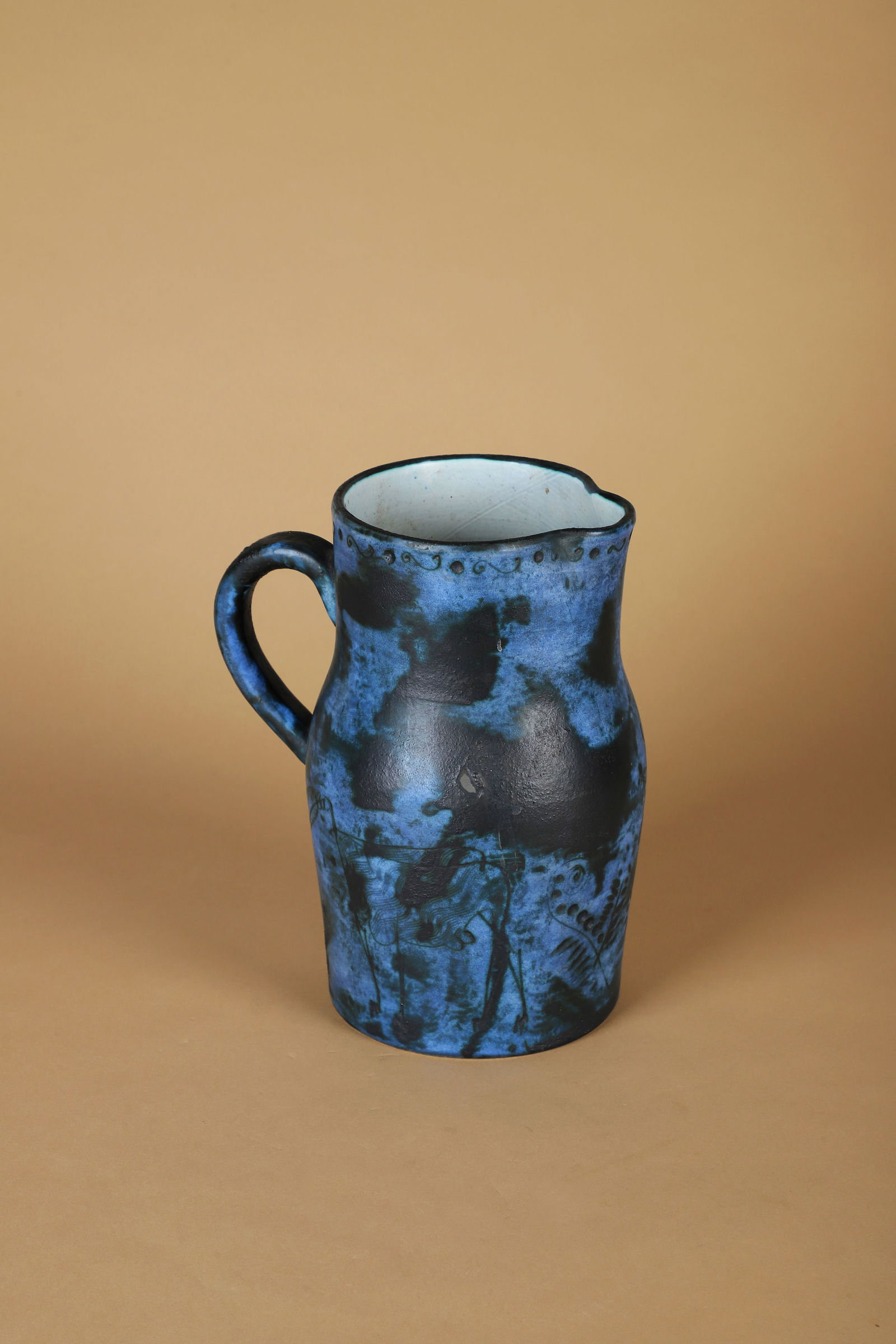 Jacques BLIN (1920-1995): Pichet à anse Épreuve céramique émaillée bleu et noir à décor d’animaux stylisés Signé J Blin sur l’envers H. : 22.3 cm