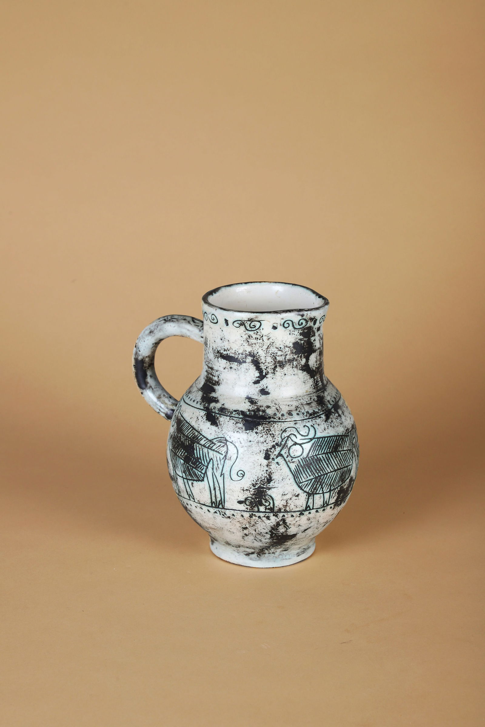 Jacques BLIN (1920-1995): Pichet à anse Épreuve céramique émaillée vert et noir à décor d’animaux stylisés Signé J Blin sur l’envers H. : 20 cm