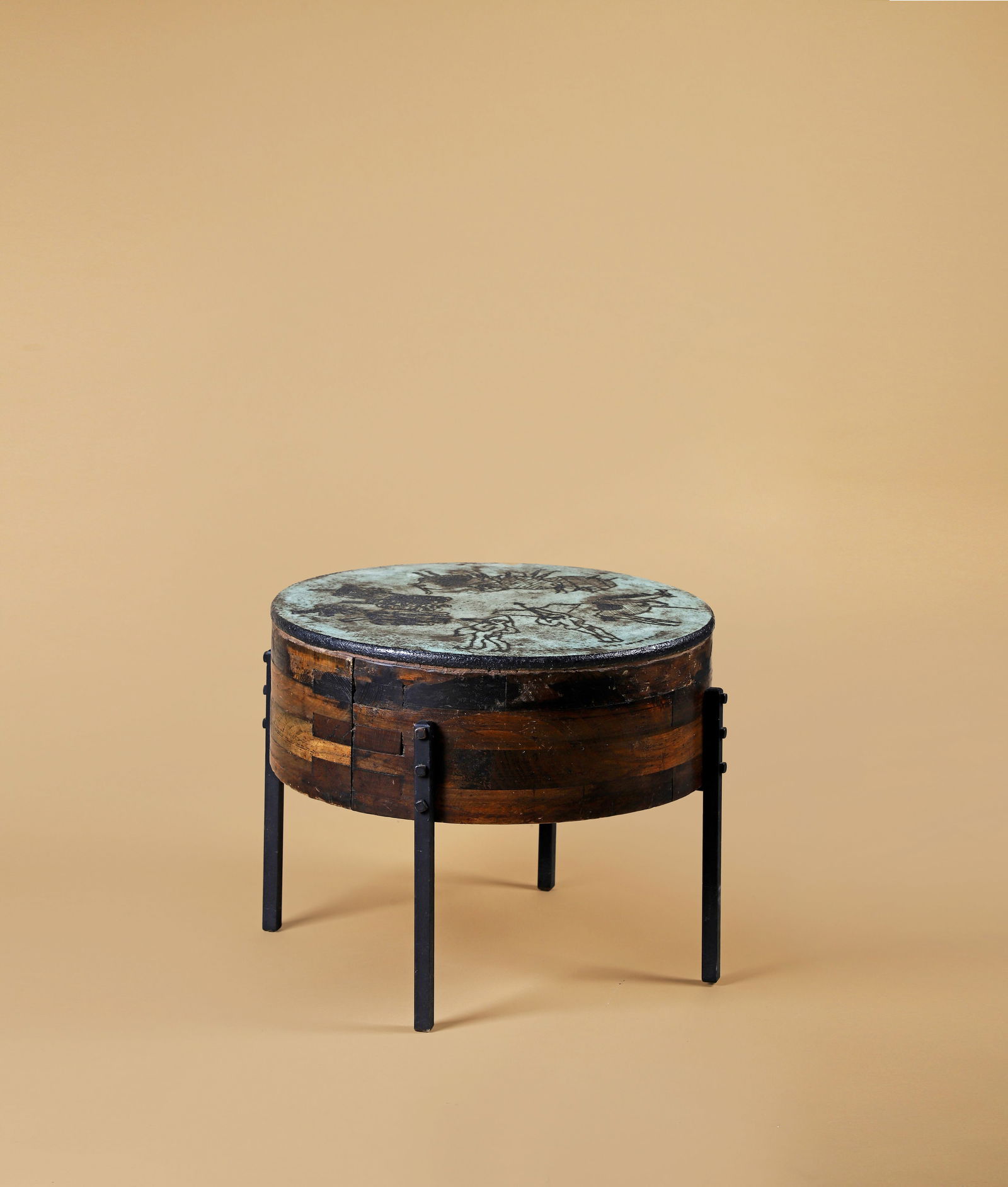Jacques BLIN (1920-1995): Table basse, à plateau circulaire en céramique émaillée vert et noir enchâssé dans une structure bois et reposant sur un piètement quadripode Non signée. H.