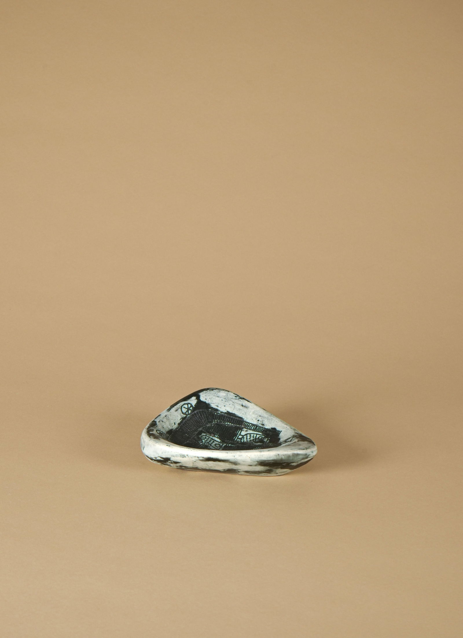 Jacques BLIN (1920-1995): Coupe Épreuve en céramique émaillée beige, vert et noir Signée J.Blin sur l’envers H. : 6 cm - L. : 19.5 cm - P. : 15 cm