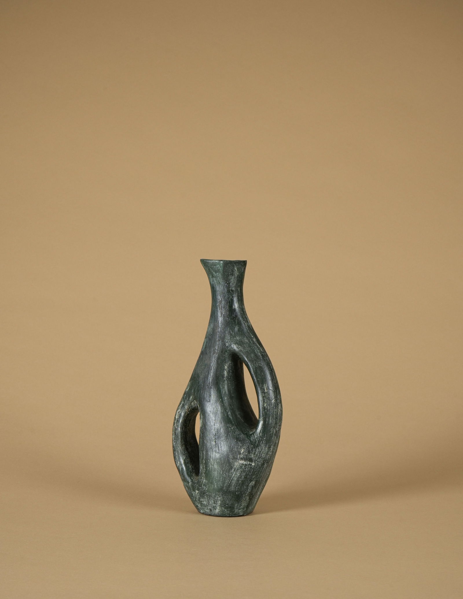Jacques BLIN (1920-1995): Vase à deux anses Épreuve en céramique émaillée vert Signée J.Blin sur l’envers H. : 33 cm