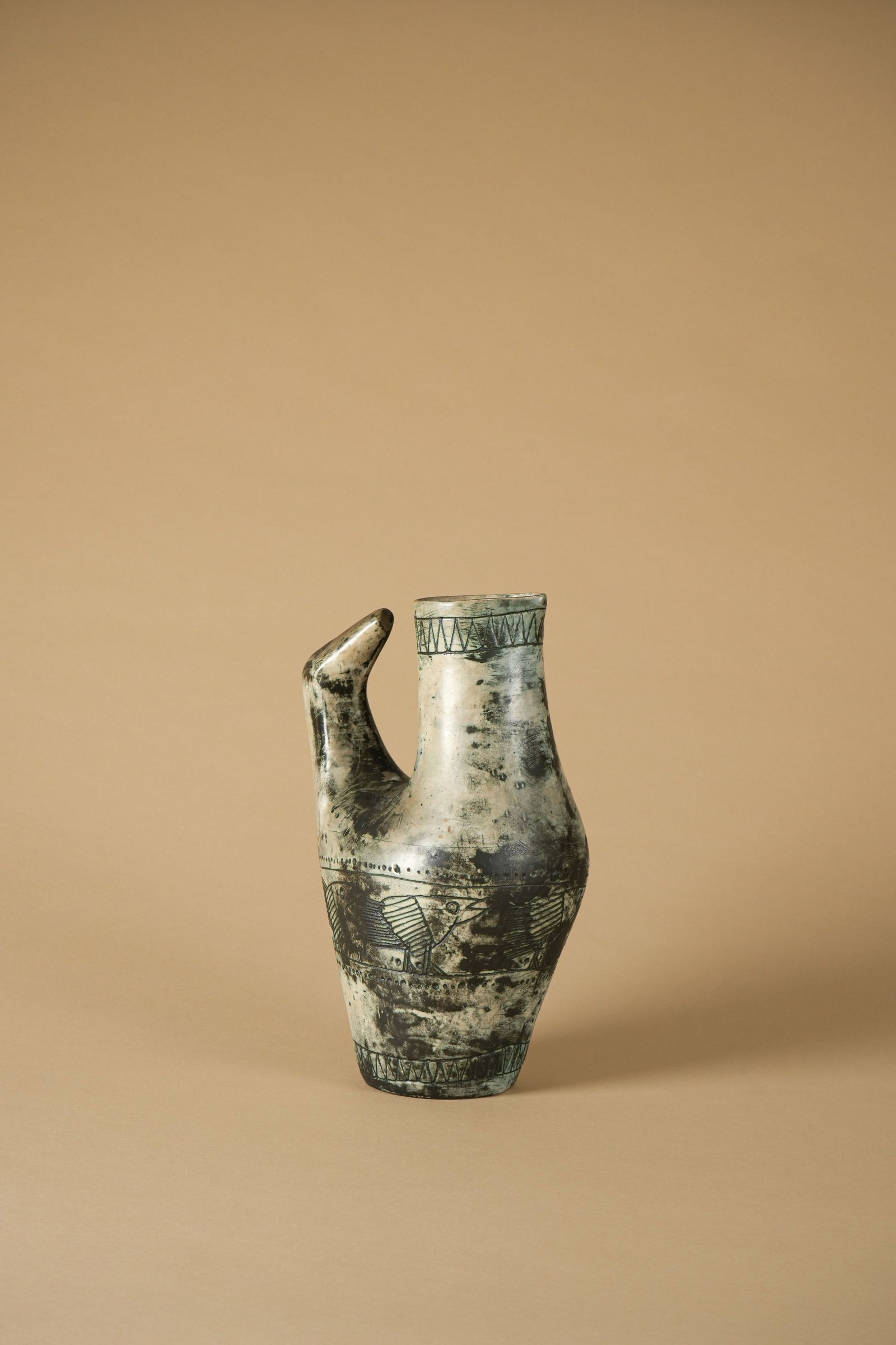 Jacques BLIN (1920-1995): Pichet Zoomorphe Épreuve en céramique émaillée beige, vert et noir Signée J.Blin sur l’envers H. : 33.5 cm