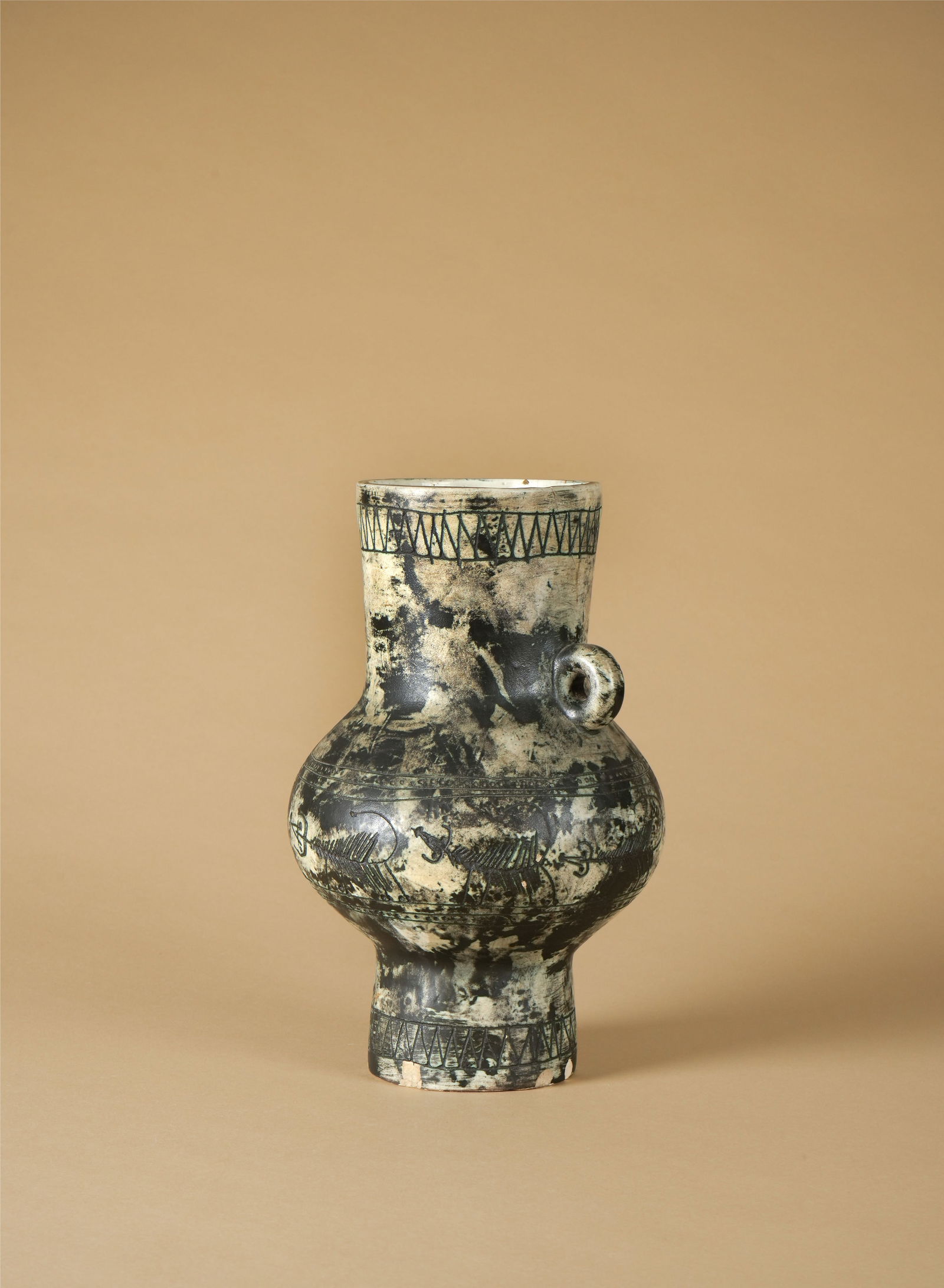 Jacques BLIN (1920-1995): Vase balustre à une anse Épreuve en céramique émaillée beige, vert et noir Signée J.Blin sur l’envers H. : 32.5 cm. (Accidents, manques, restaurations