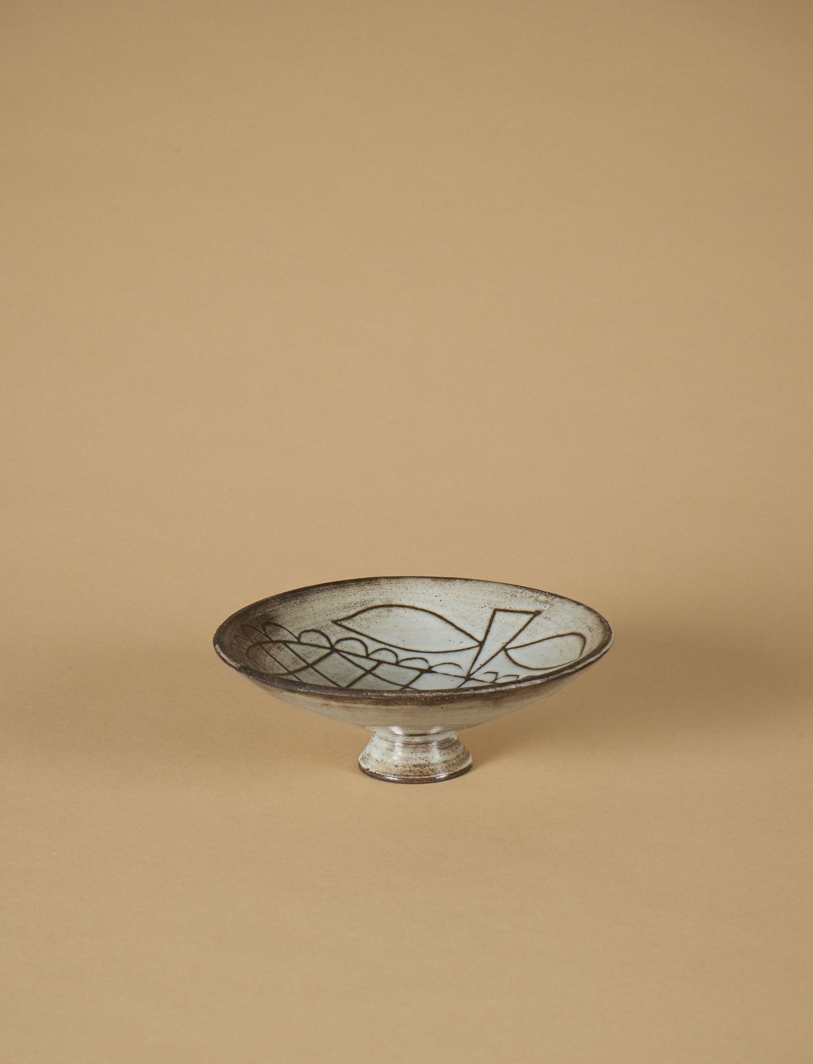Jacques POUCHAIN (1925-2015): Coupe sur piédoucheÉpreuve en céramique émaillée beigeNon signée.H. : 7 cm. - D. : 19.5 cm.
