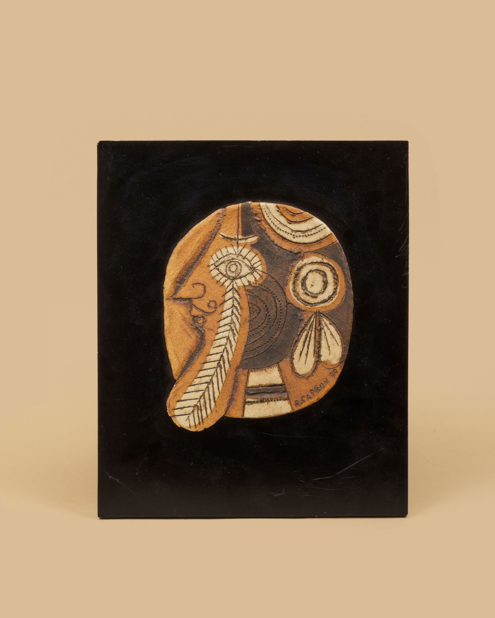 Roger CAPRON (1922-2006): Plaque murale, 1990Epreuve en grès grand feu à décor d’un visage de profilSigné R. Capron et daté 90H. : 16.5 cm. - L. : 14.5 cm.