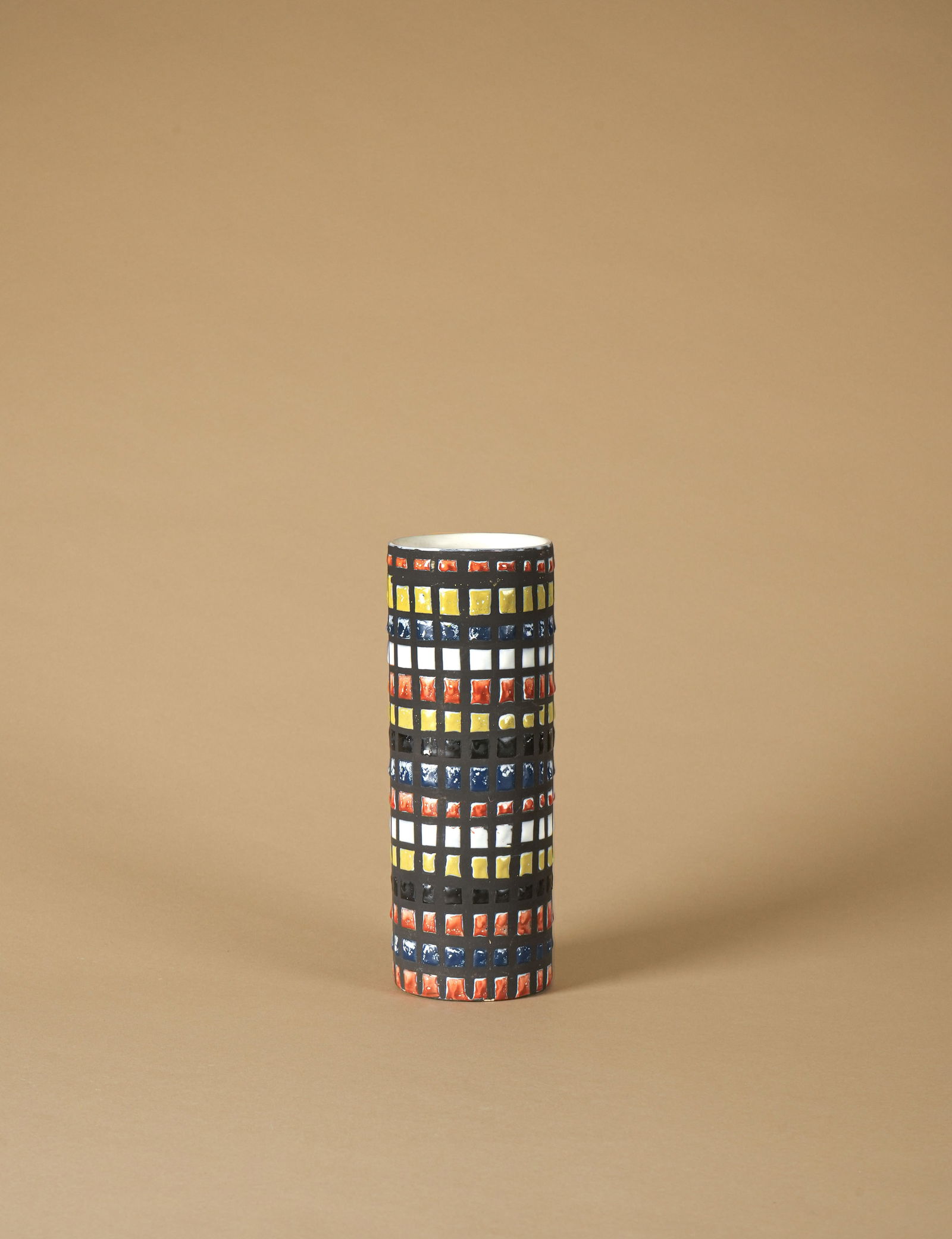 Roger CAPRON (1922-2006): Vase cylindre, circa 1957Épreuve en faïence polychrome à décor quadrillémulticoloreSigné Capron France et numéroté V27 sur l’enversH. : 26 cm - D. : 9.5 c