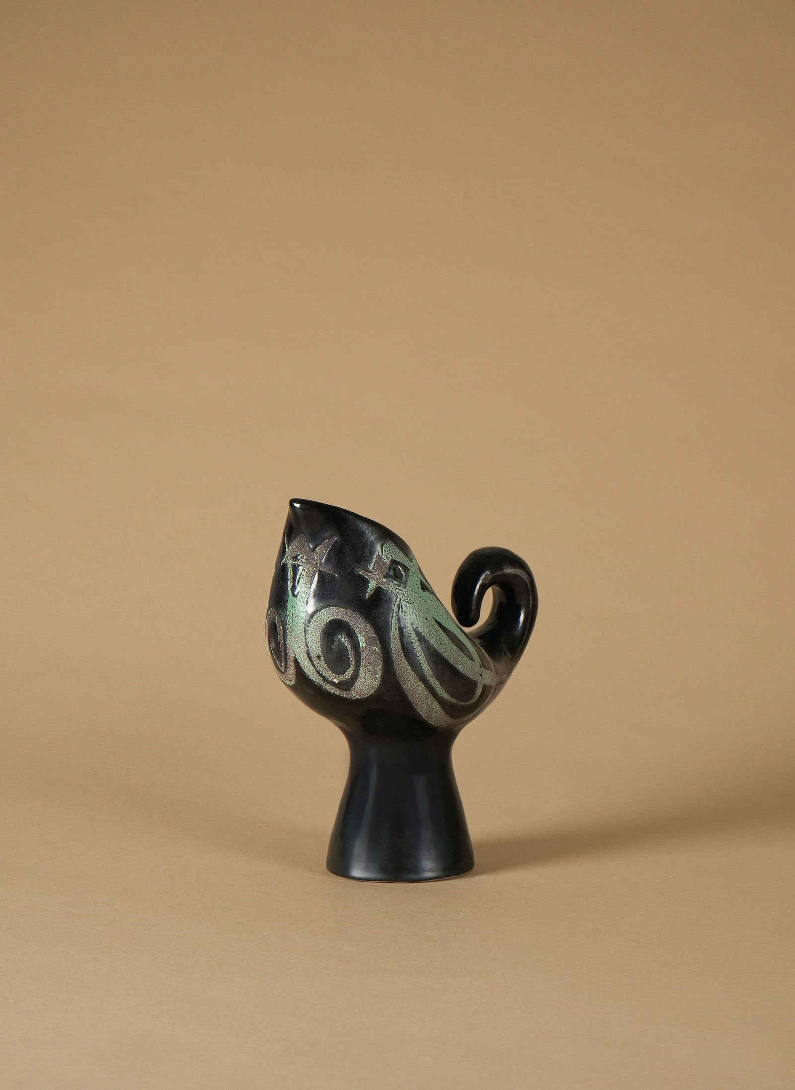 Roger CAPRON (1922-2006): Vase dit Coq, circa 1955Épreuve en céramique émaillée noir et vertSigné Capron et situé Vallauris sur l’enversH. : 23 cm.Bibliographie :- Pierre Staundenmeyer, Roge