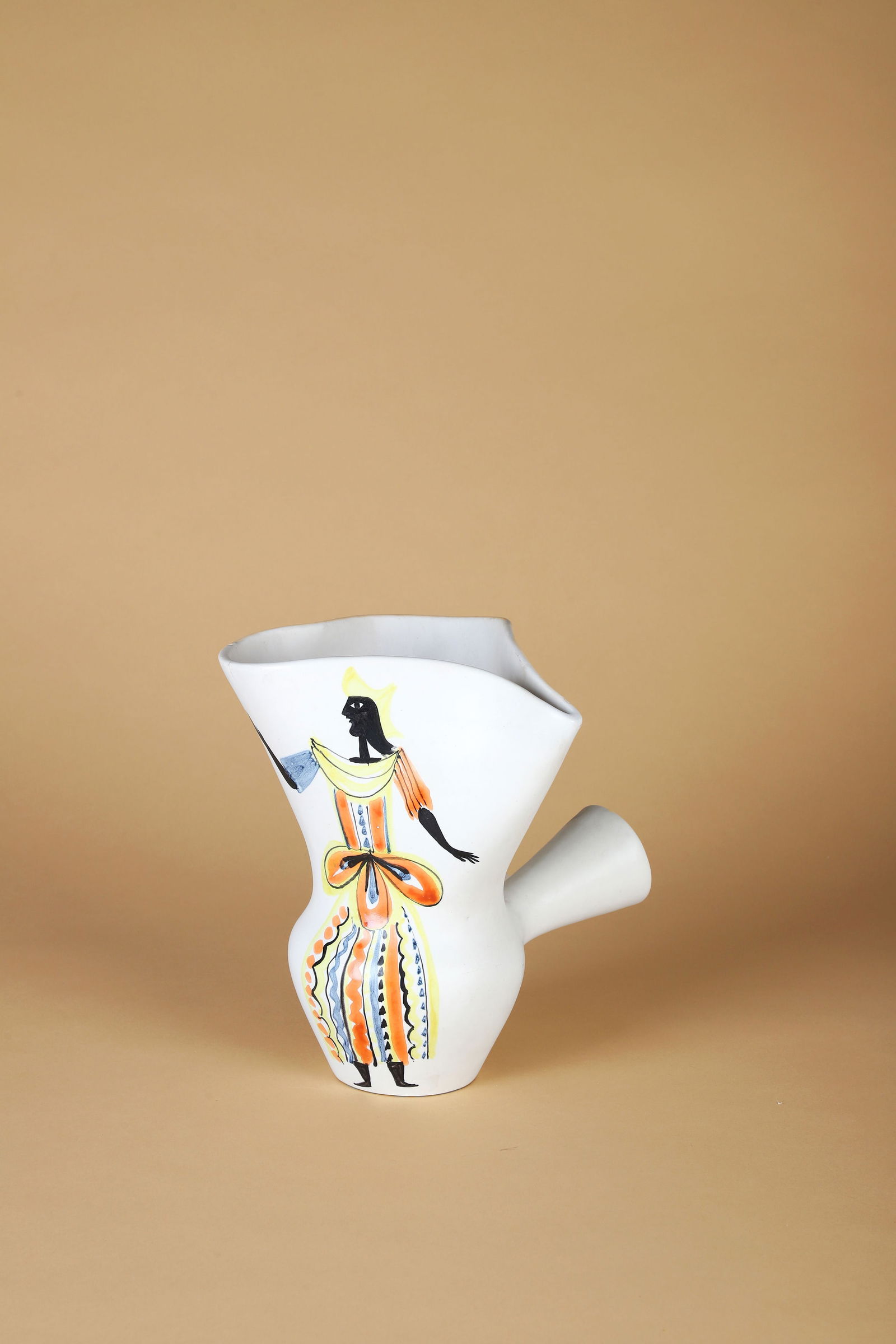 Roger CAPRON (1922-2006): Chocolatière, circa 1955Épreuve en faïence émaillée polychrome géométriqueSigné Capron et situé Vallauris sur l’enversH. : 26 cm.Bibliographie :- Pie