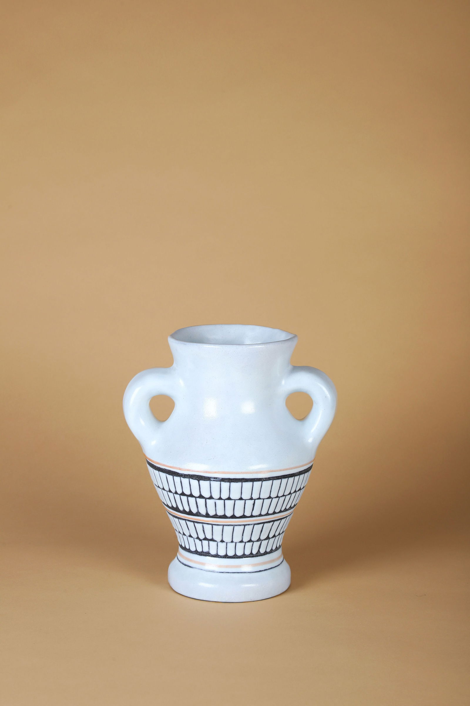 Roger CAPRON (1922-2006): Vase modèle Francis, circa 1952Épreuve en faïence émaillée polychrome à décor d’unedanseuseSigné Capron, marqué GLP et situé Vallauris sur lR