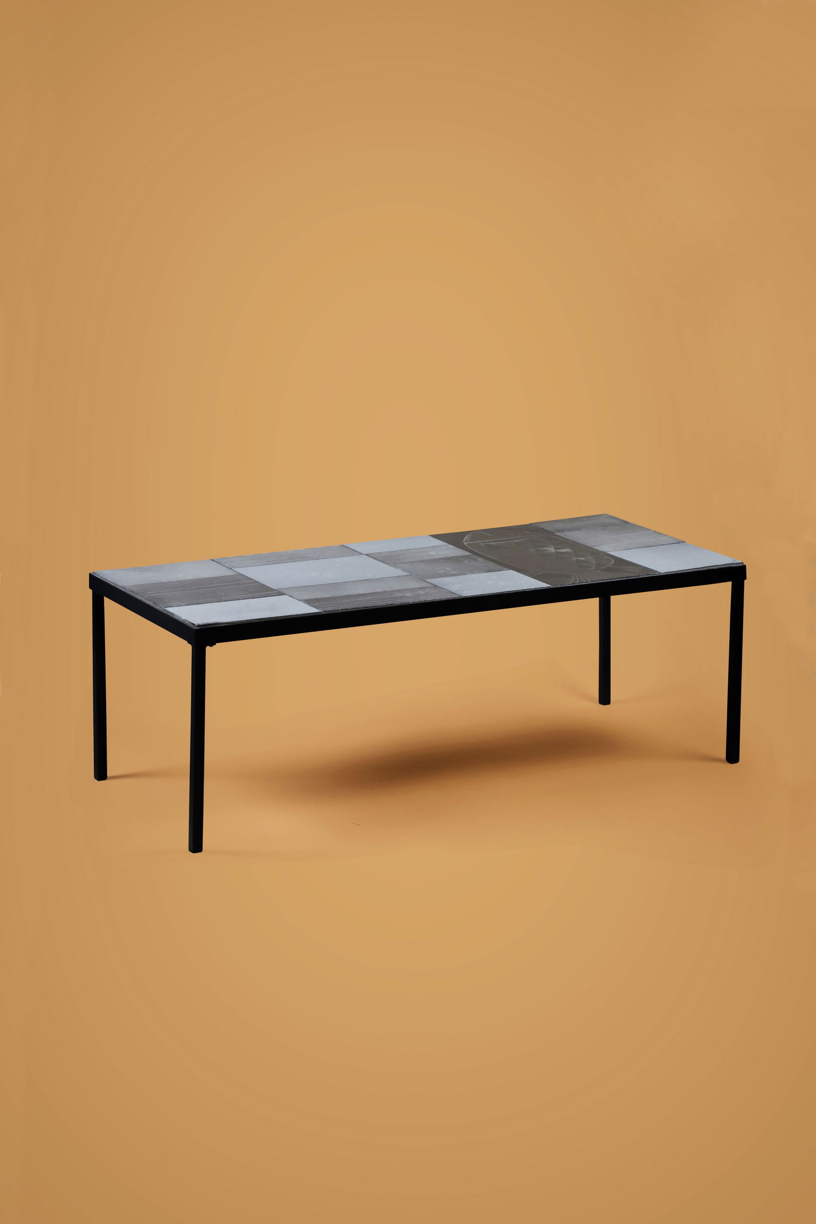 Roger CAPRON (1922-2006): Table modèle Y 3, circa 1964, à plateau rectangulaire enplaques de lave émaillées, gris et argent disposées surune structure en métal laqué noir formant le pièt