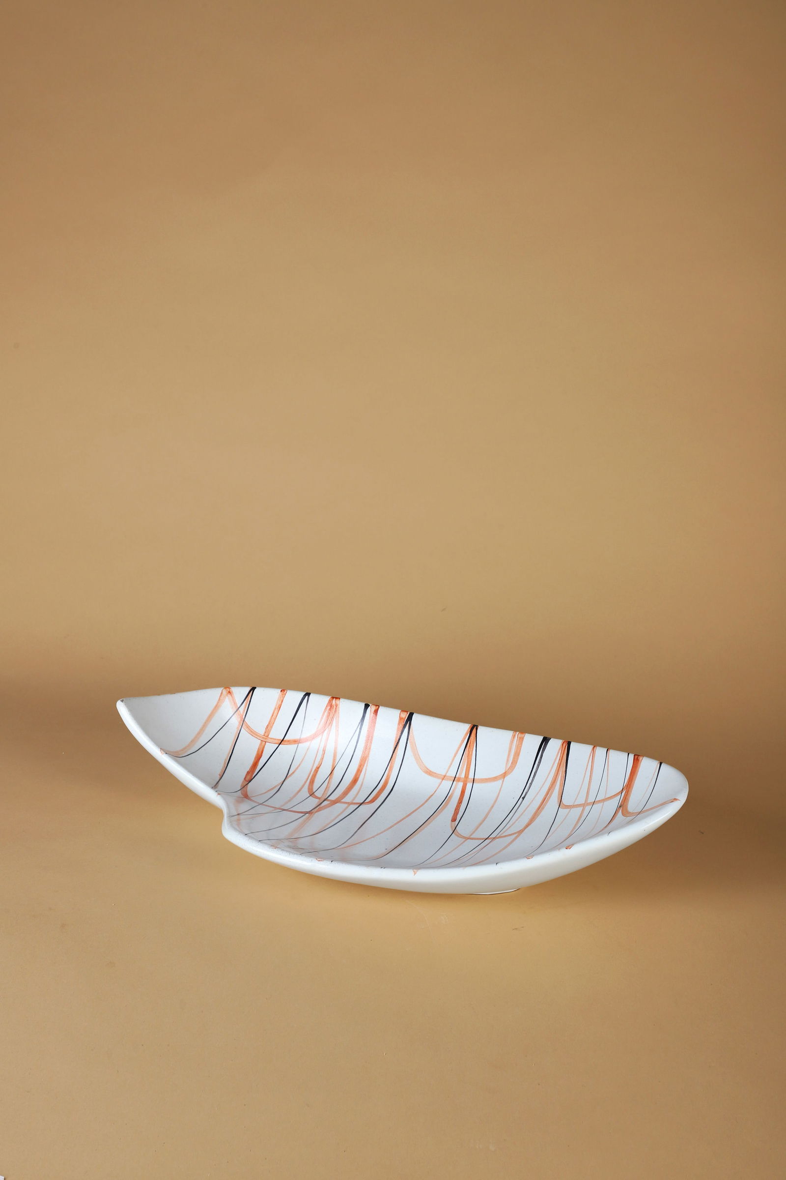 Roger CAPRON (1922-2006): Coupe marine n° 1, circa 1955Épreuve en faïence émaillée blanc à décorfilaire multicoloreSignée Capron et situé Vallauris sur l’enversH. : 10 cm. - L