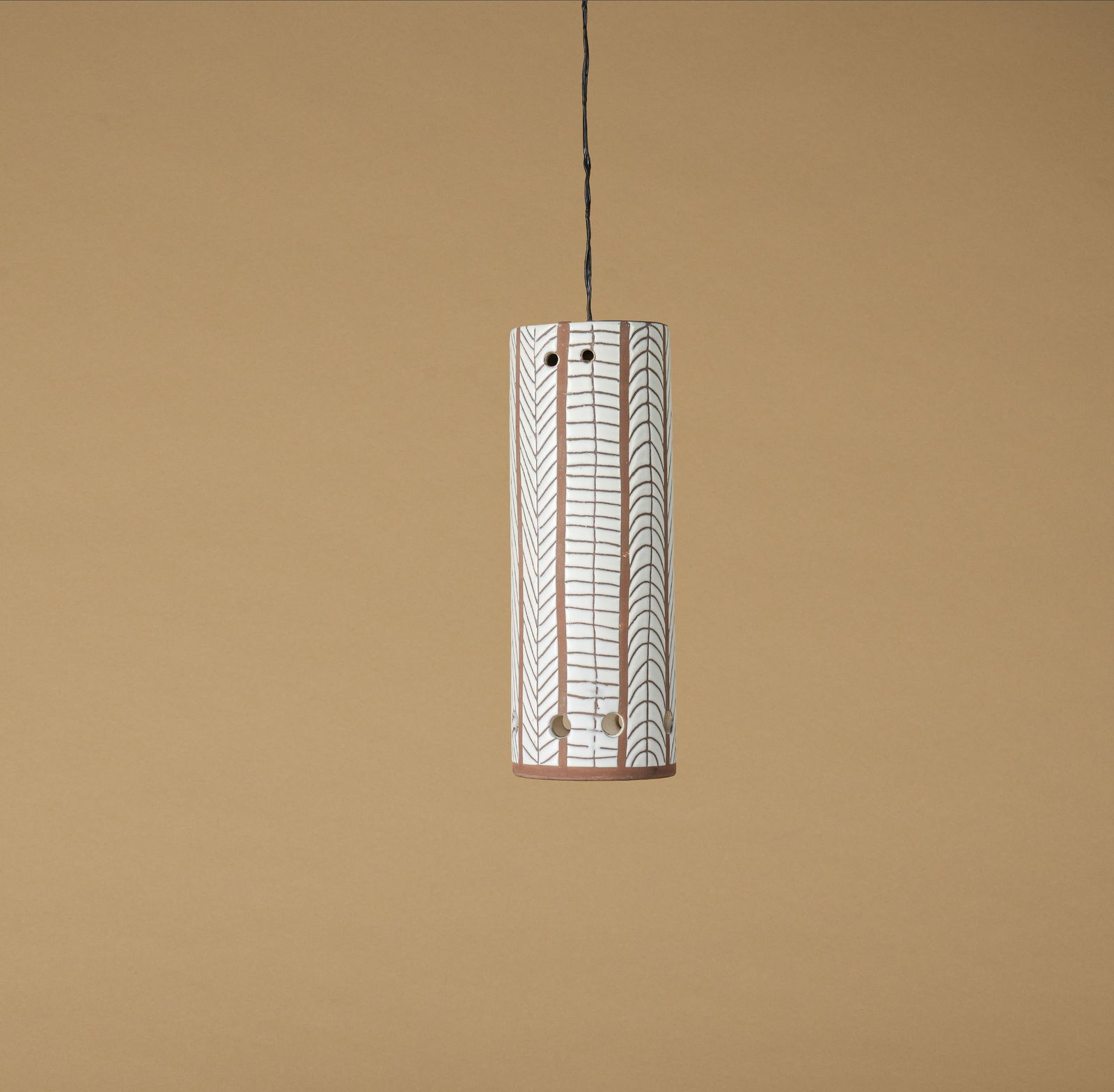 Roger CAPRON (1922-2006): Suspension de forme cylindrique, circa 1958Épreuve en céramique émailléeSigné Capron et situé Vallauris sur à l’intérieurH. : 26.5 cm. - D. : 9.5 cm.Bibli