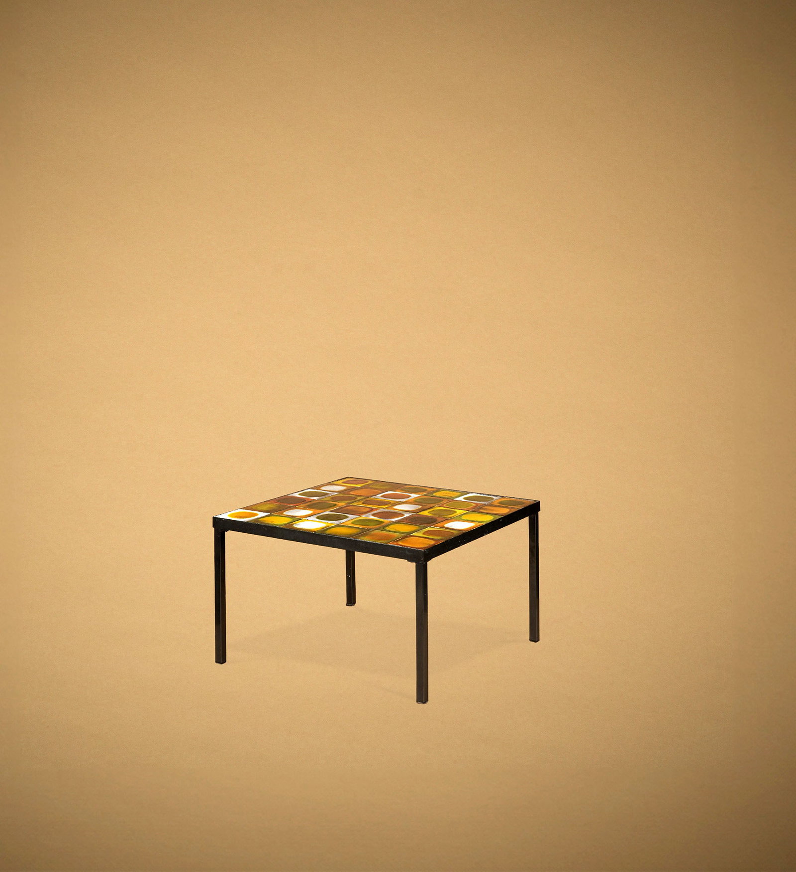 Roger CAPRON (1922-2006): Table basse modèle Planète, circa 1960, à plateau carré orné decarreaux à décor de cercles en céramique émaillée polychromedisposé sur une struct