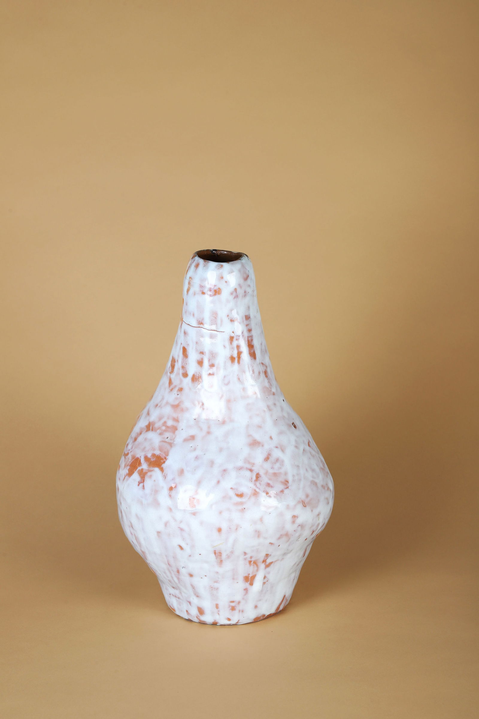 Juliette DEREL (1918-2007): Vase a corps pansuÉpreuve en céramique émaillée ocre et blancà décor de couluresSigné J. Derel sur l’enversH. : 36.5 cm.(Défauts d’émaillage)