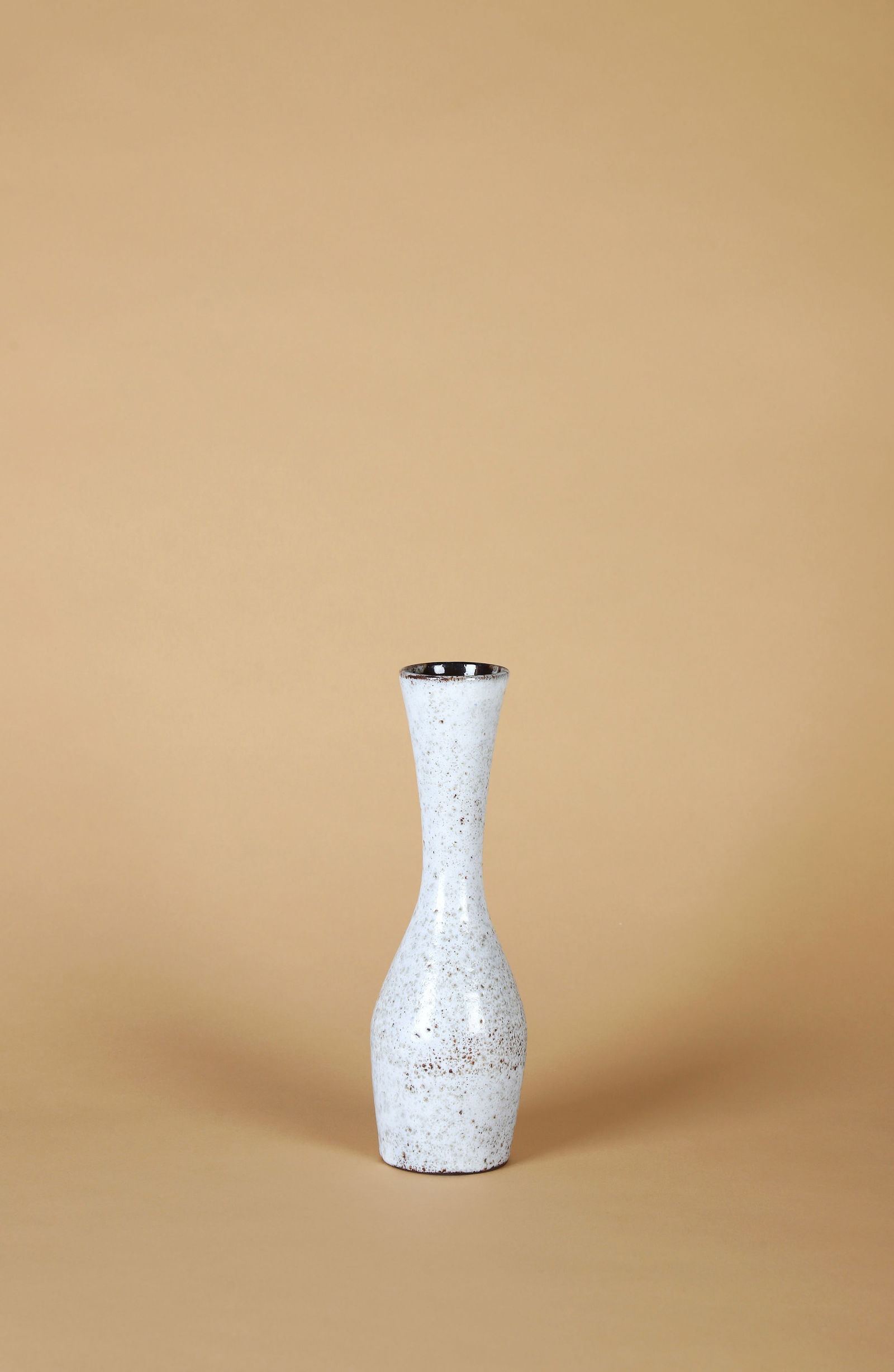Juliette DEREL (1918-2007) & Jean RIVIER (1915-2017): Vase soliflore, circa 1970Épreuve en céramique émaillée brun et blancSigné Rivier sur l’enversH. : 23 cm.