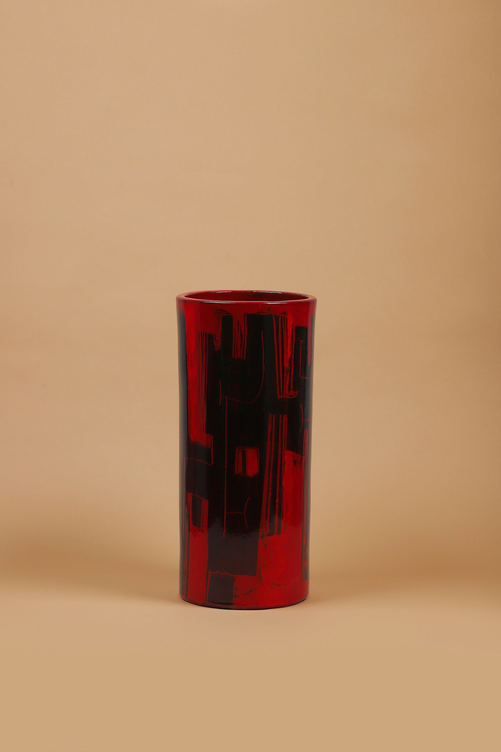 Victor CERRATO (1917-2008): Vase de forme cylindrique, circa 1950Épreuve en céramique émaillée rouge et noirH. : 57 cm. - D. : 24.5 cm.