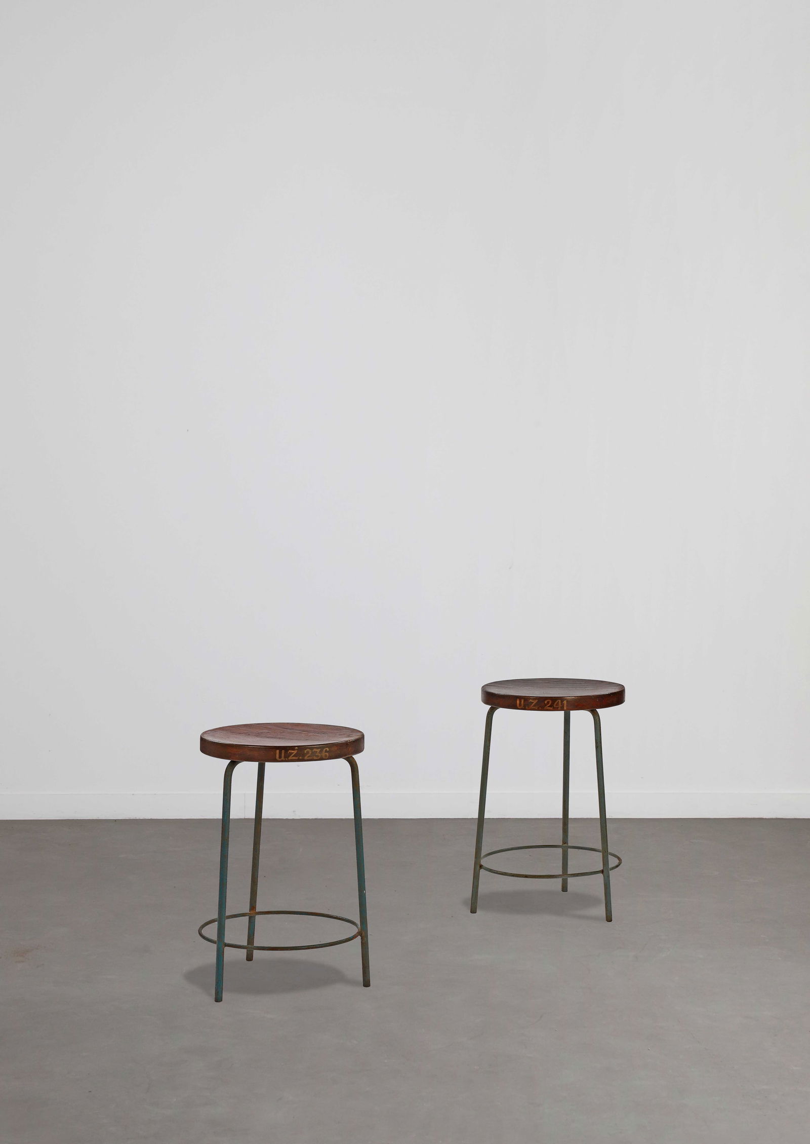 Pierre JEANNERET (1896-1967): Suite de tabourets, à assise circulaire légèrement galbée, disposée sur un piètement tripode joint par une entretoise en partie basse. Porte les marquages U.Z.241 et U.Z.