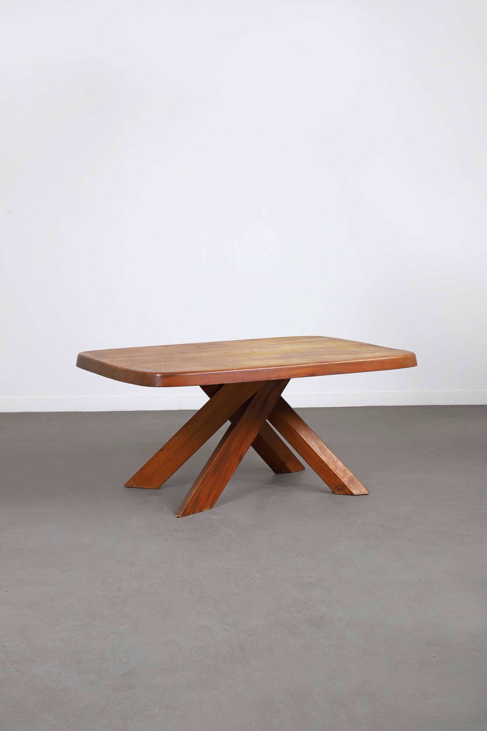 Pierre CHAPO (1927-1986): Table de salle à manger, circa 1980, modèle T35 C dite Aban, en orme à épais plateau rectangulaire aux bords arrondis disposé sur un piètement en faisceaux démontabl
