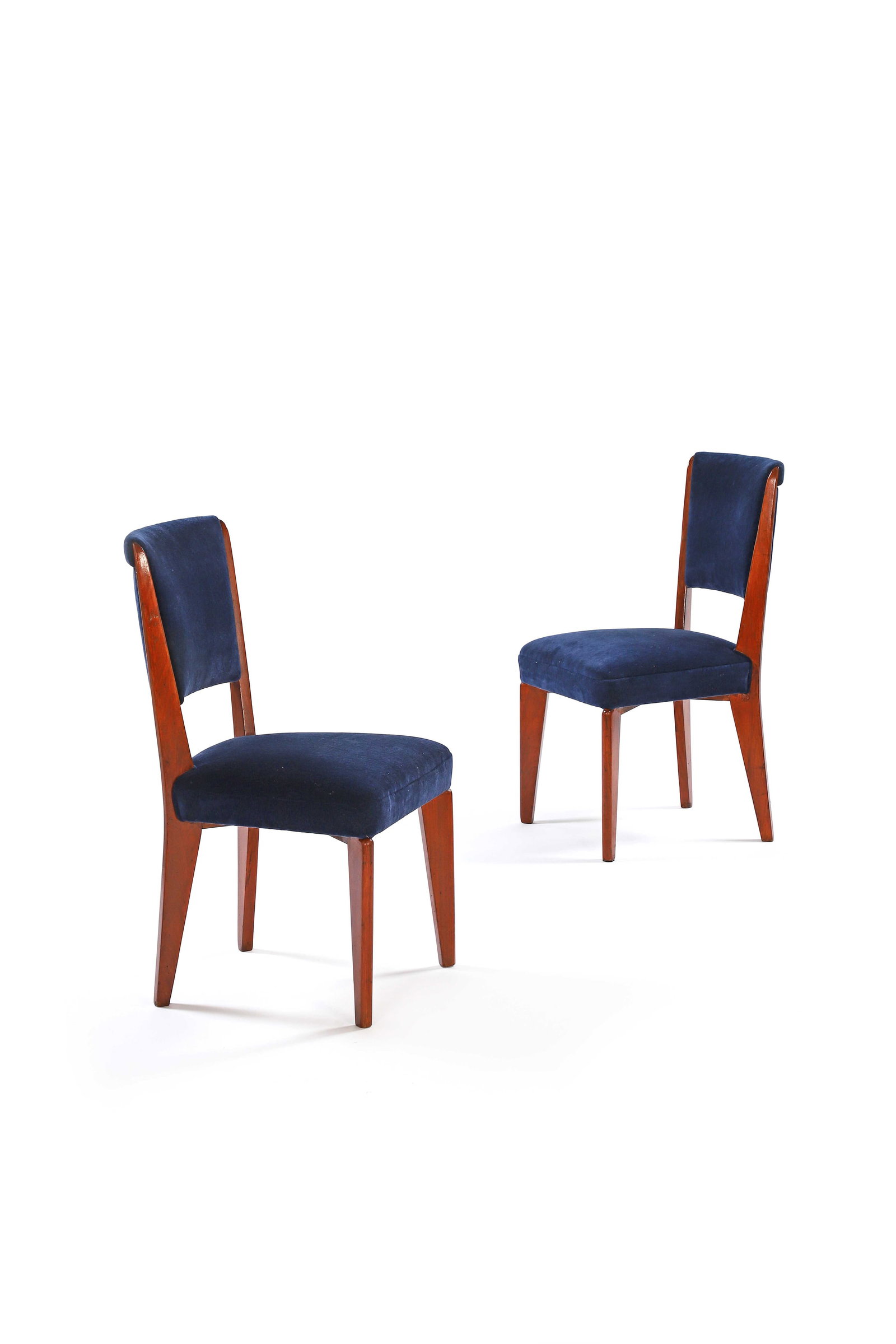 Lina BO BARDI (1914-1992): Paire de chaises, à assise et dossier recouverts d’un velours bleu reposant sur une structure en bois formant quatre pieds d’angle fuselés.H. : 86 cm. - L. : 46 cm. - P. : 52 cm.