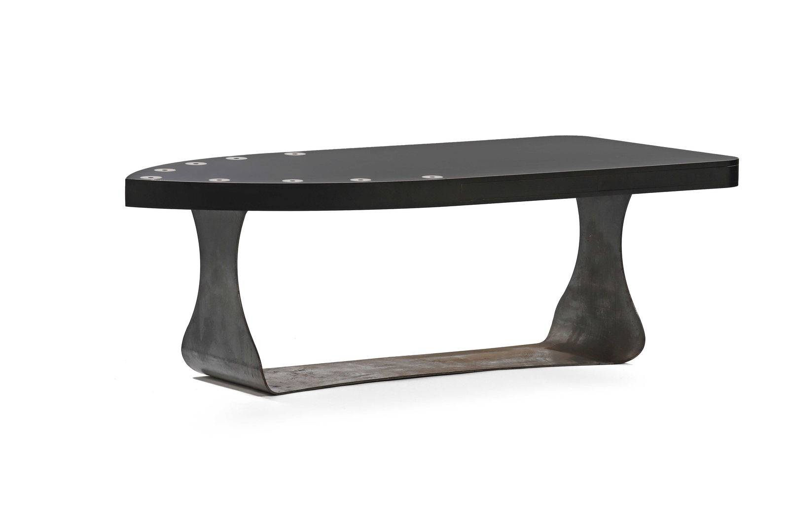 Yonel LEBOVICI (1937-1998): Yonel LEBOVICI (1937-1998)Table bureau dite Fer à Repasser, 1985, à épais plateau en bois laqué noir orné de disques perforés en acier et reposant sur un large piète