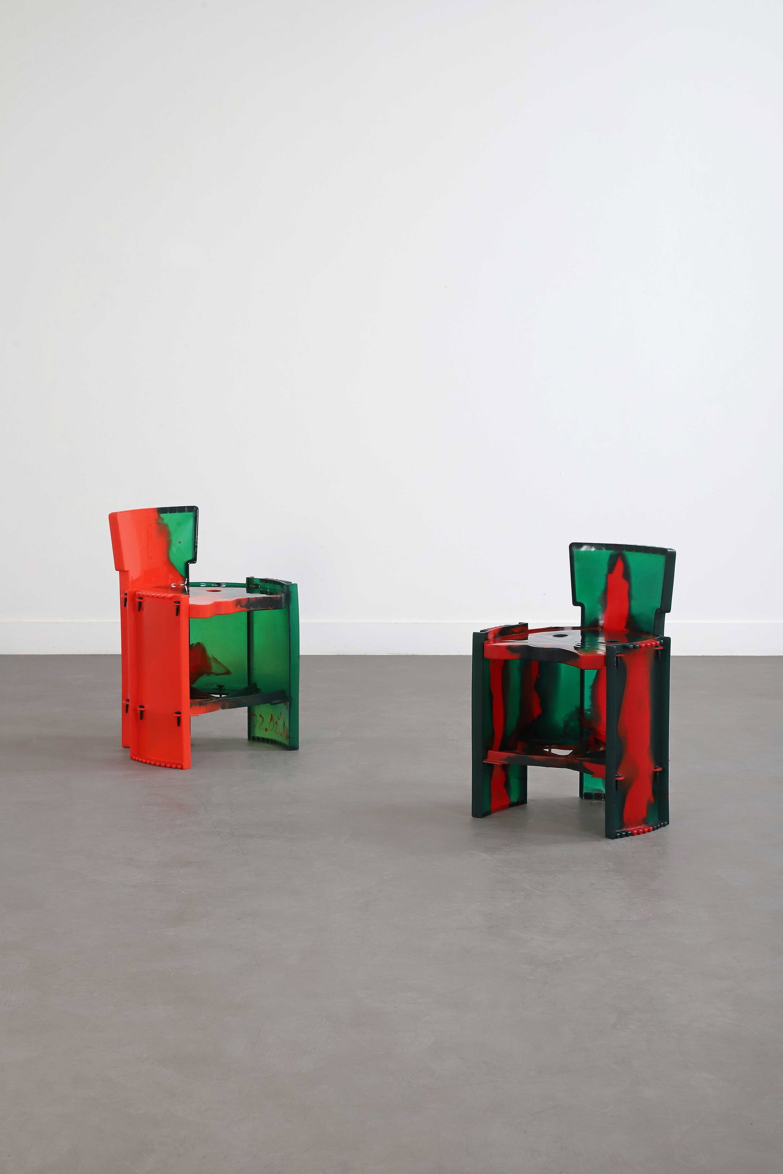 Gaetano PESCE (1939- 2024): Chaise de la série Nobody’s Perfect chair, 2003, à structure en résine orange et vert formant un petit dossier en arc de cercle, une assise de forme visage et un piètement. E